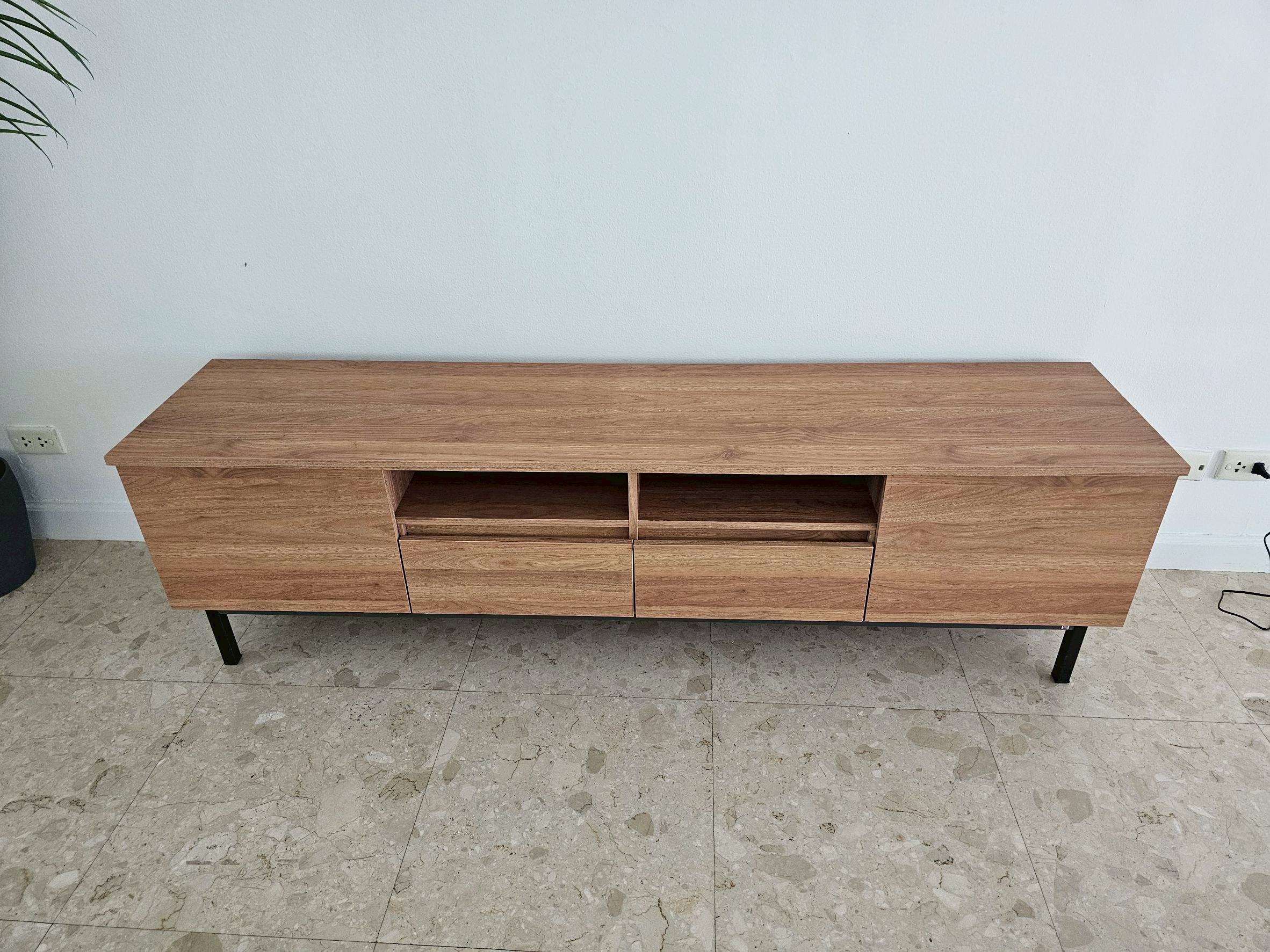 ตู้วางทีวี บานประตู Soft-Close พร้อมลิ้นชักเก็บของ ยี่ห้อ Inhome furniture (1)