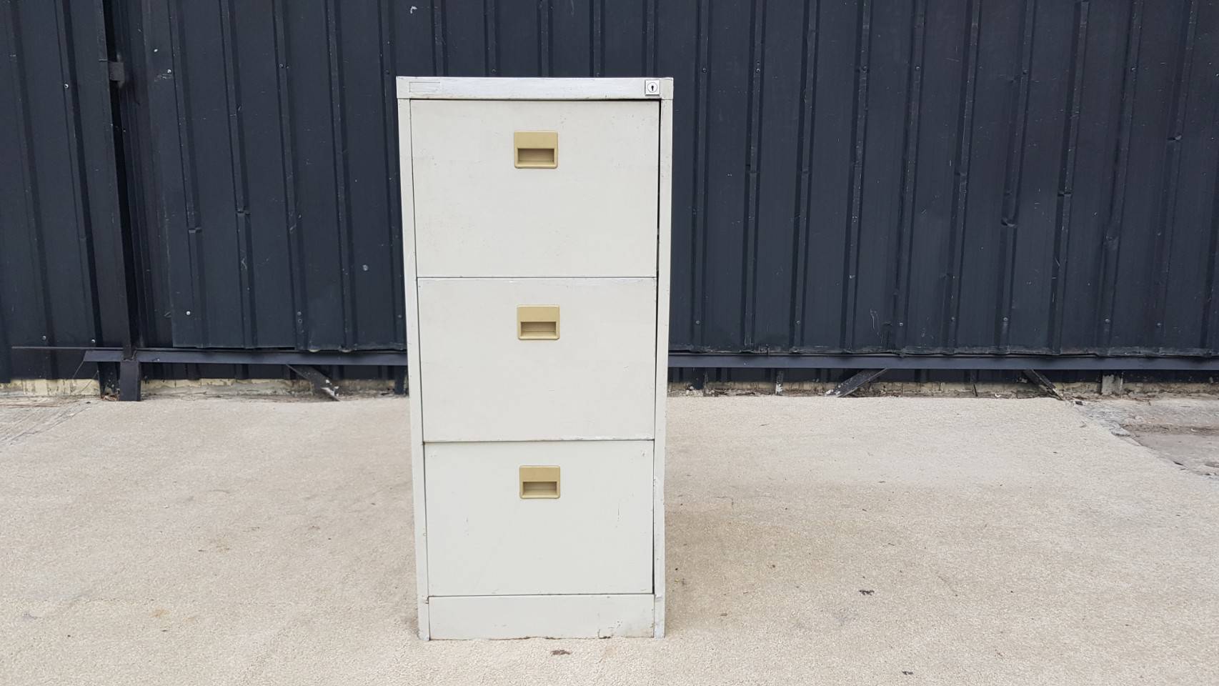 Steel filing cabinet, 3 drawers, LEECO brand, small handle.