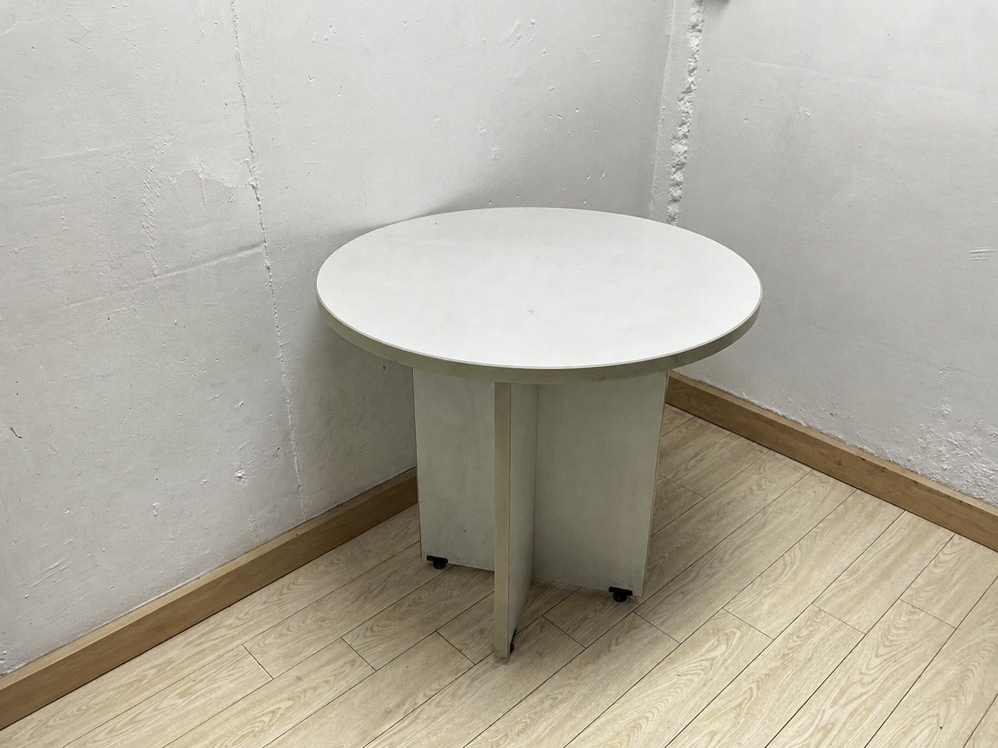 白色圆桌