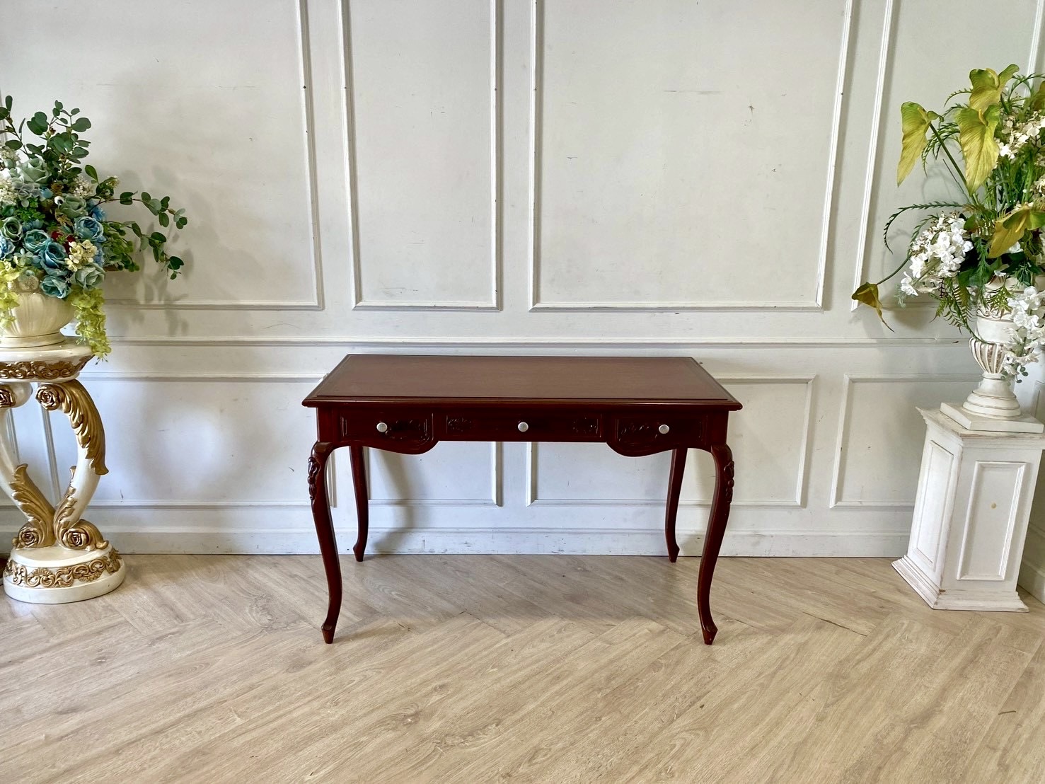 โต๊ะทำงาน ไม้มะฮอกกานี 3 ลิ้นชัก ขาโค้งเว้า (1)