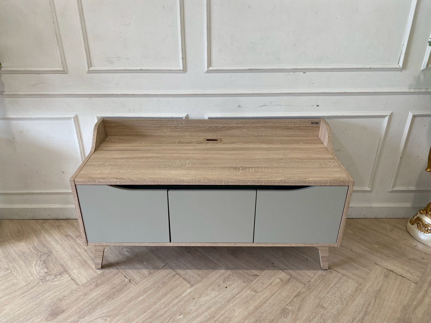 北欧风格的 Backus 餐边柜，采用实心橡木制成，KONCEPT 品牌，拥有逼真的木纹纹理。