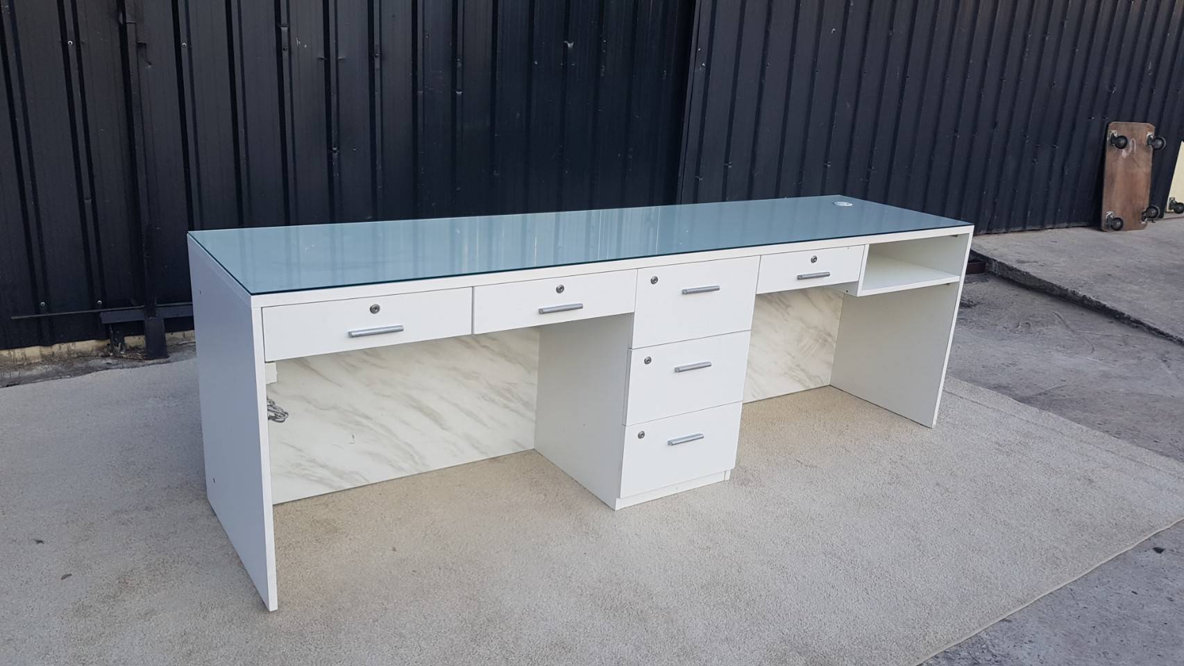 白色木质柜台，玻璃台面，6个抽屉，1个储物格。