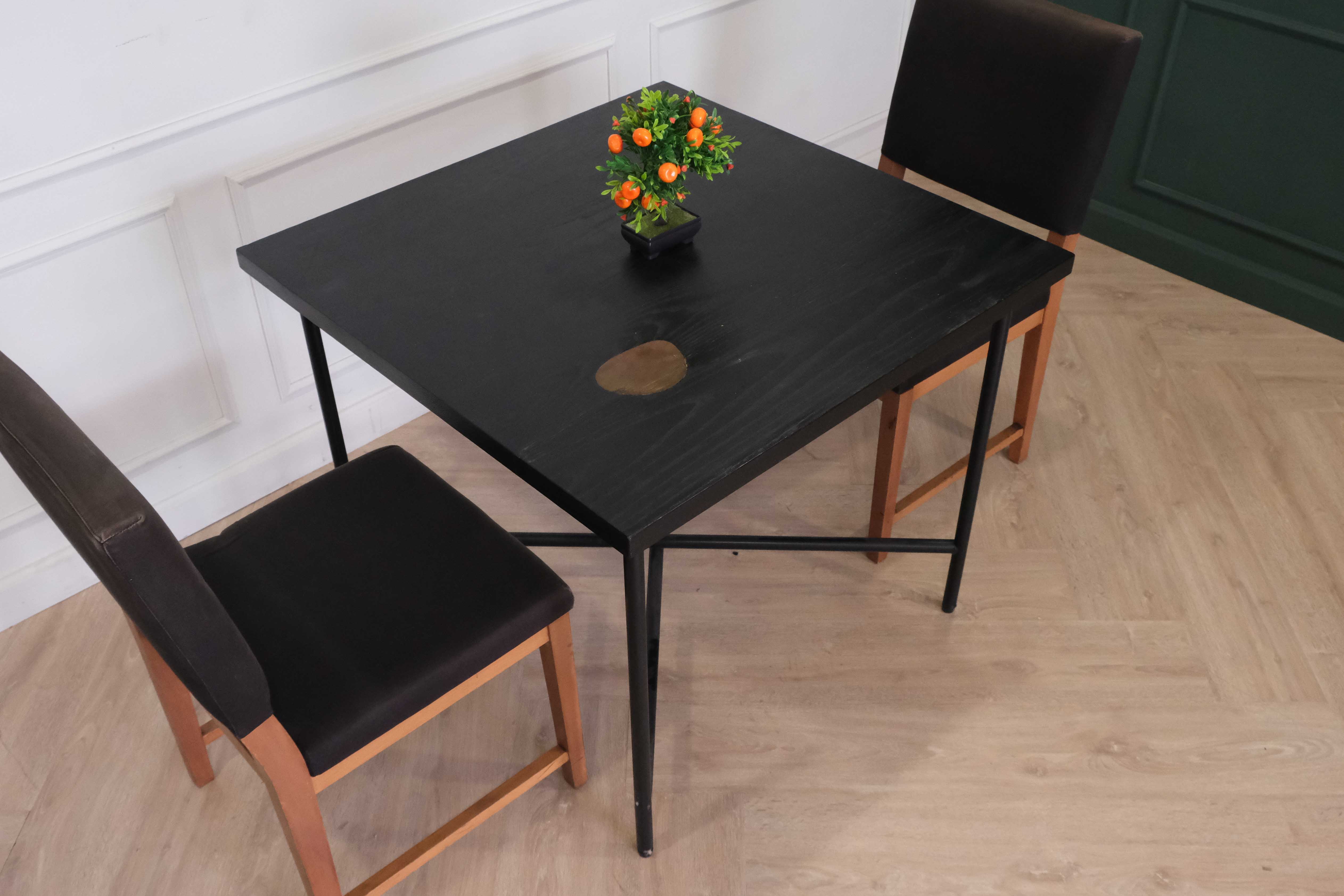 โต๊ะหน้าไม้สีดำ ขาเหล็กสีดำ หน้าโต๊ะแกะลายสแตนเลสสีทอง (1)