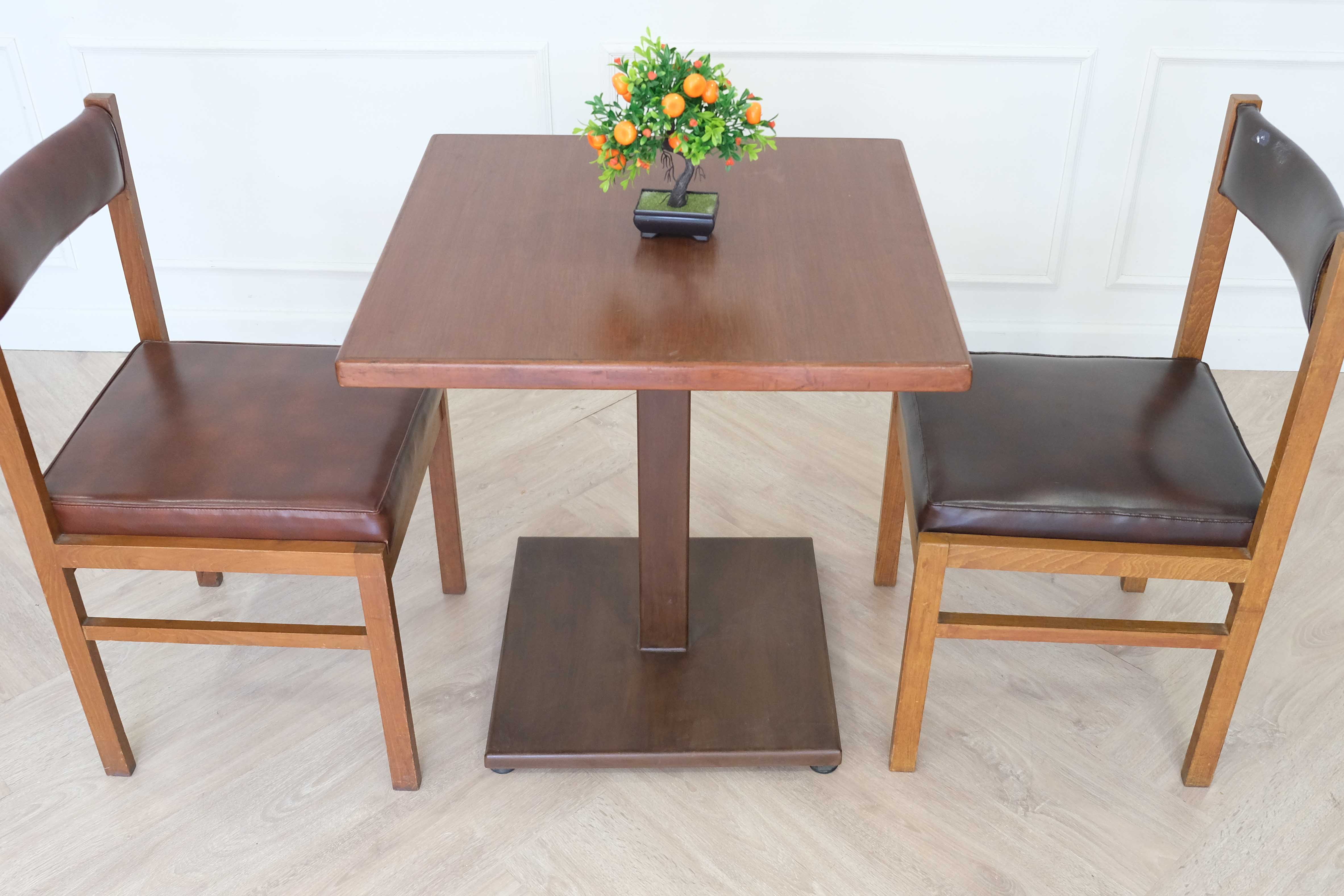 吧台，咖啡桌，餐桌，简约设计现代风格，木桌面，钢腿，方形。