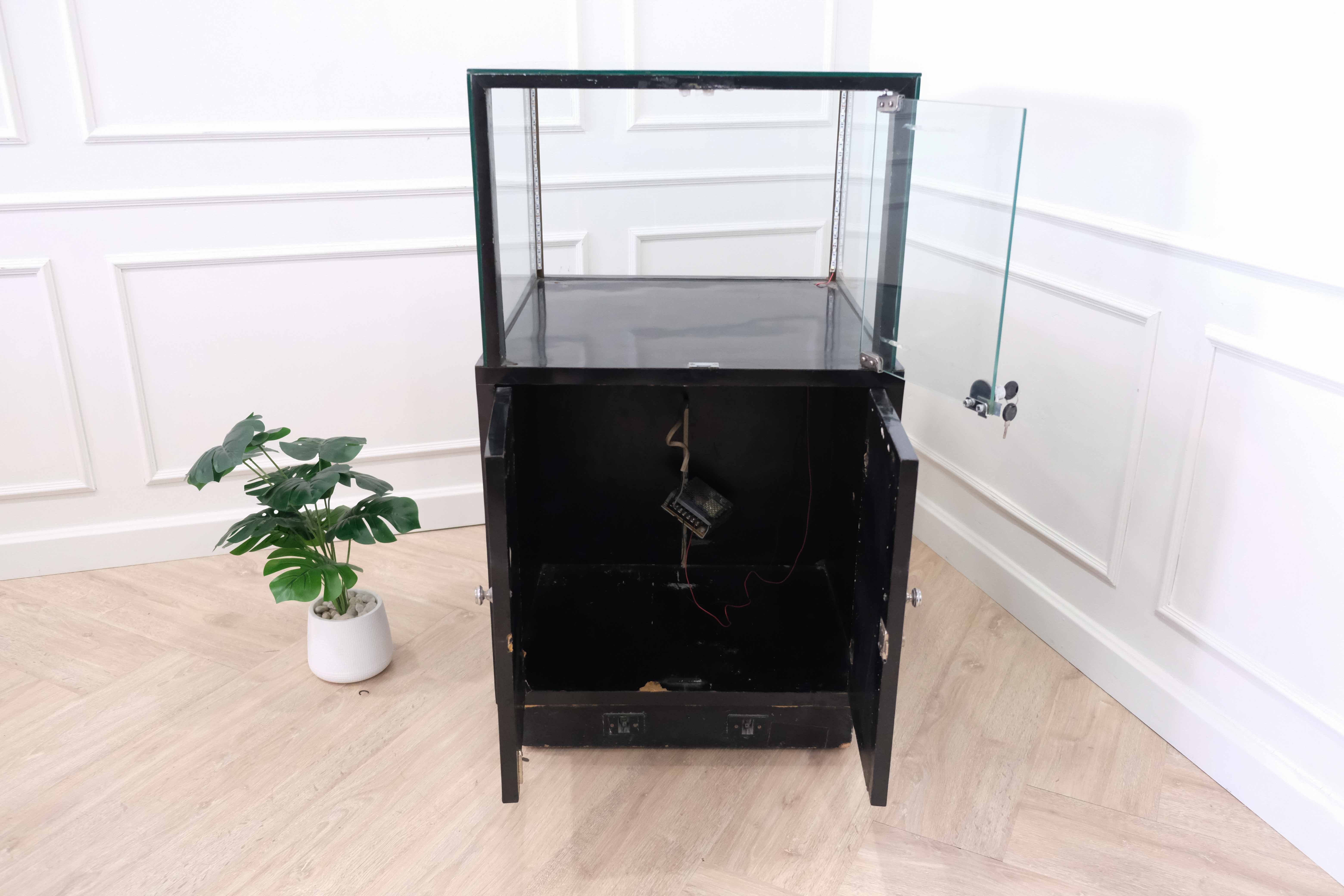 ตู้จิวเวลรี่ ตู้กระจกโชว์สินค้า ทรงสี่เหลี่ยมจตุรัส ฐานไม้สีดำ มีตู้เก็บของ 2 บานเปิด (1)