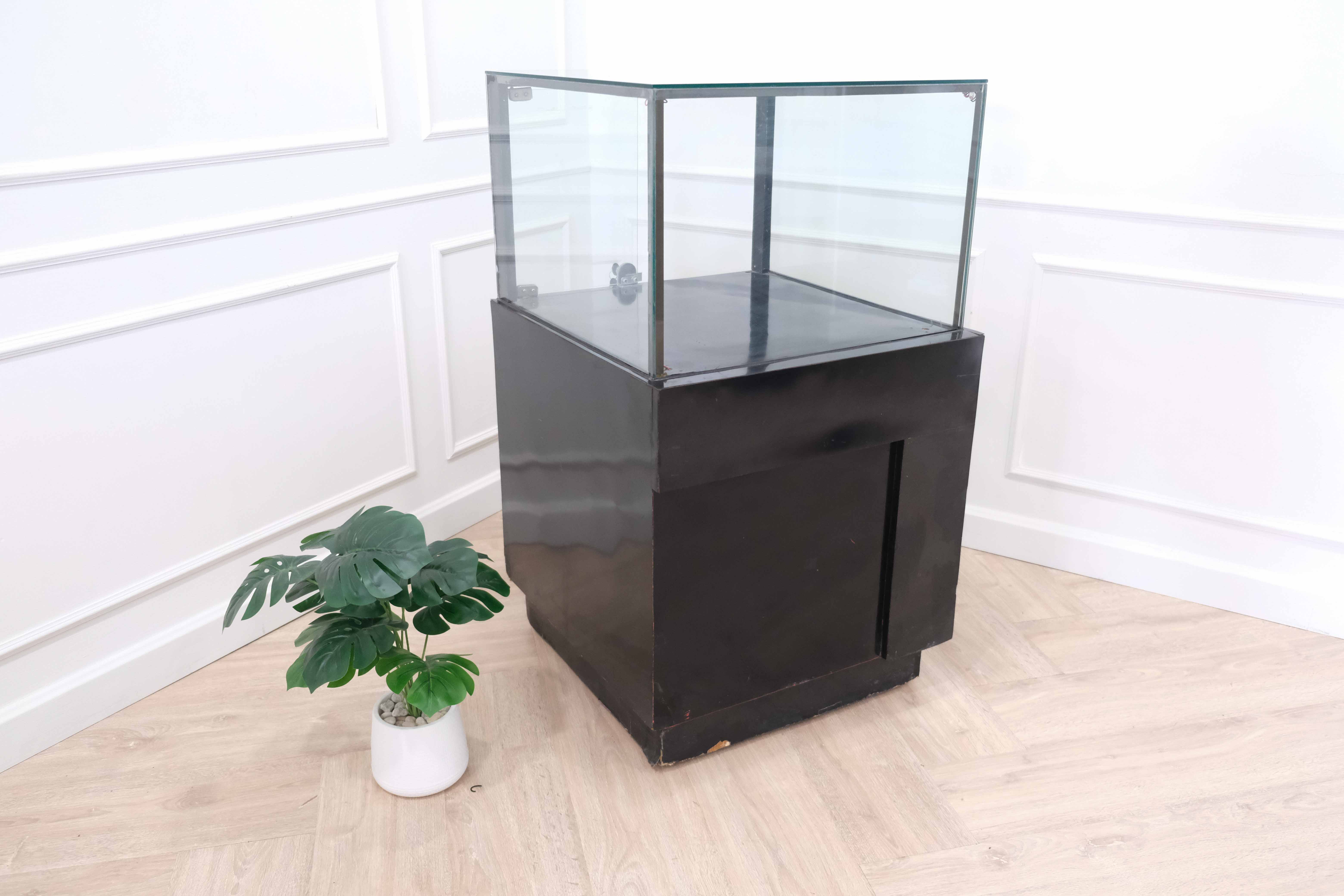 珠宝柜、玻璃柜展示产品方形，黑色木质底座，有2个可打开的储物柜。