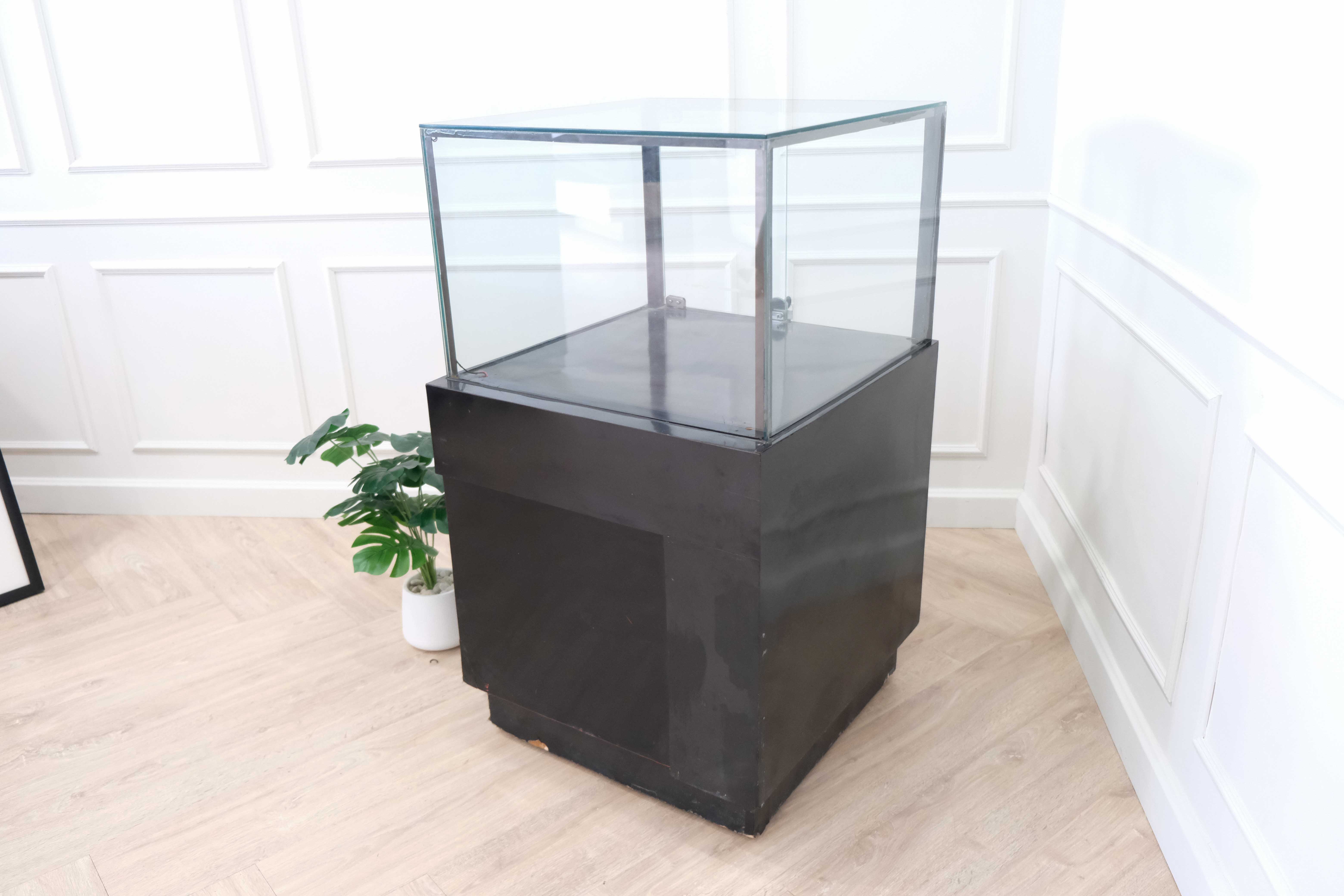 ตู้จิวเวลรี่ ตู้กระจกโชว์สินค้า ทรงสี่เหลี่ยมจตุรัส ฐานไม้สีดำ มีตู้เก็บของ 2 บานเปิด (1)