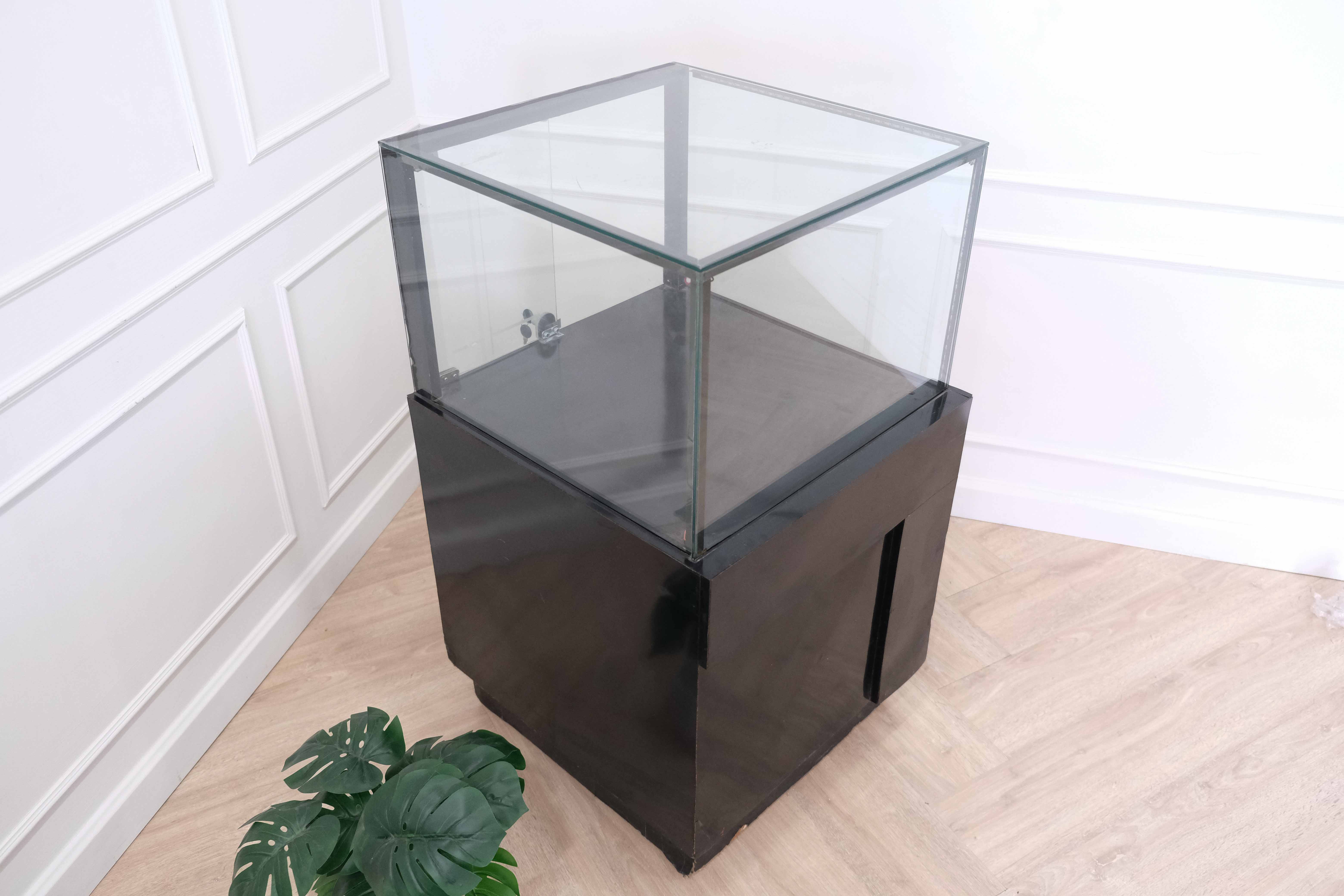 ตู้จิวเวลรี่ ตู้กระจกโชว์สินค้า ทรงสี่เหลี่ยมจตุรัส ฐานไม้สีดำ มีตู้เก็บของ 2 บานเปิด (1)