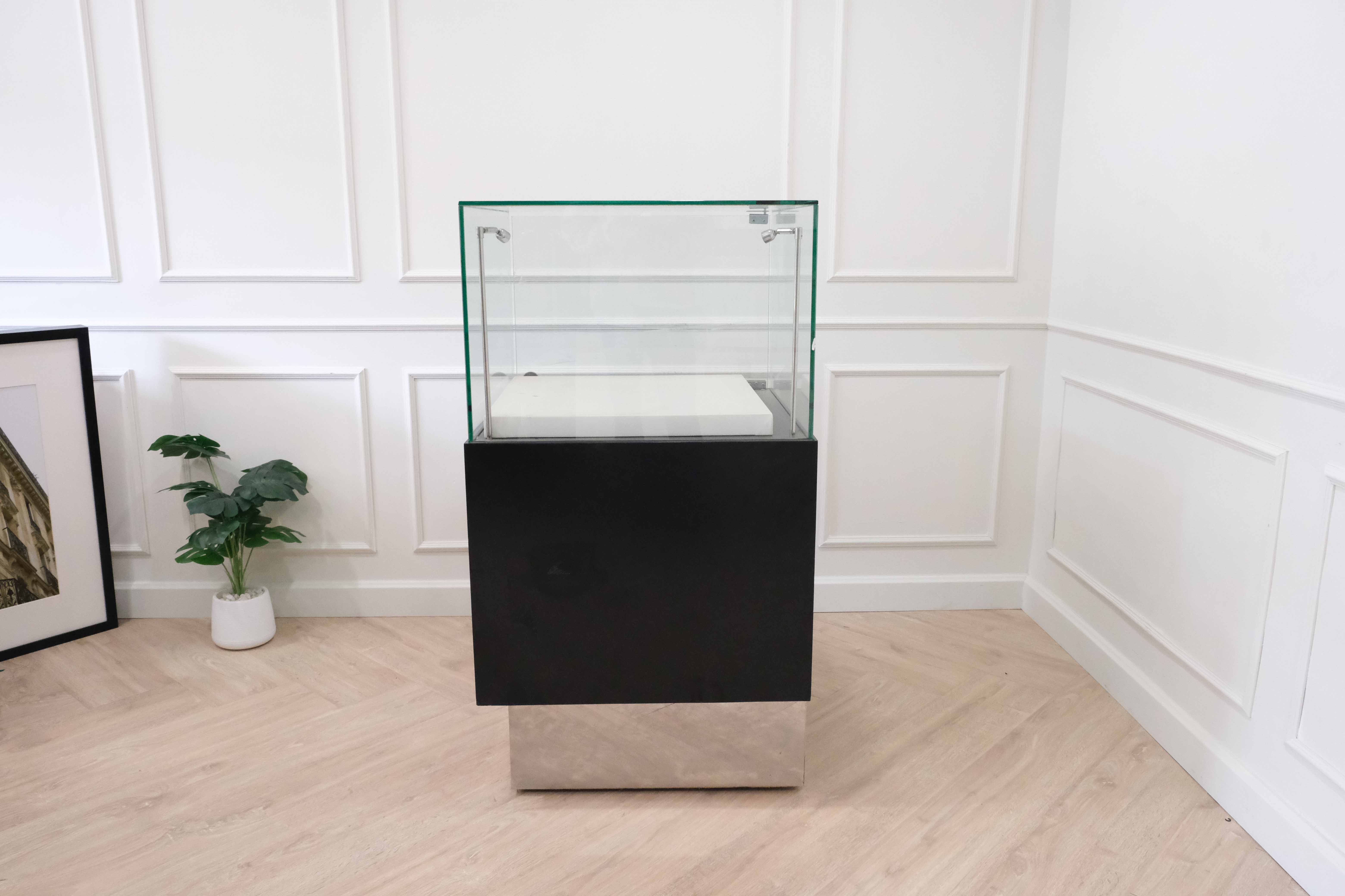 ตู้จิวเวลรี่ ตู้กระจกโชว์สินค้า ทรงสี่เหลี่ยมจตุรัส ฐานไม้สีดำ ขอบสแตนเลส มีตู้เก็บของ (1)