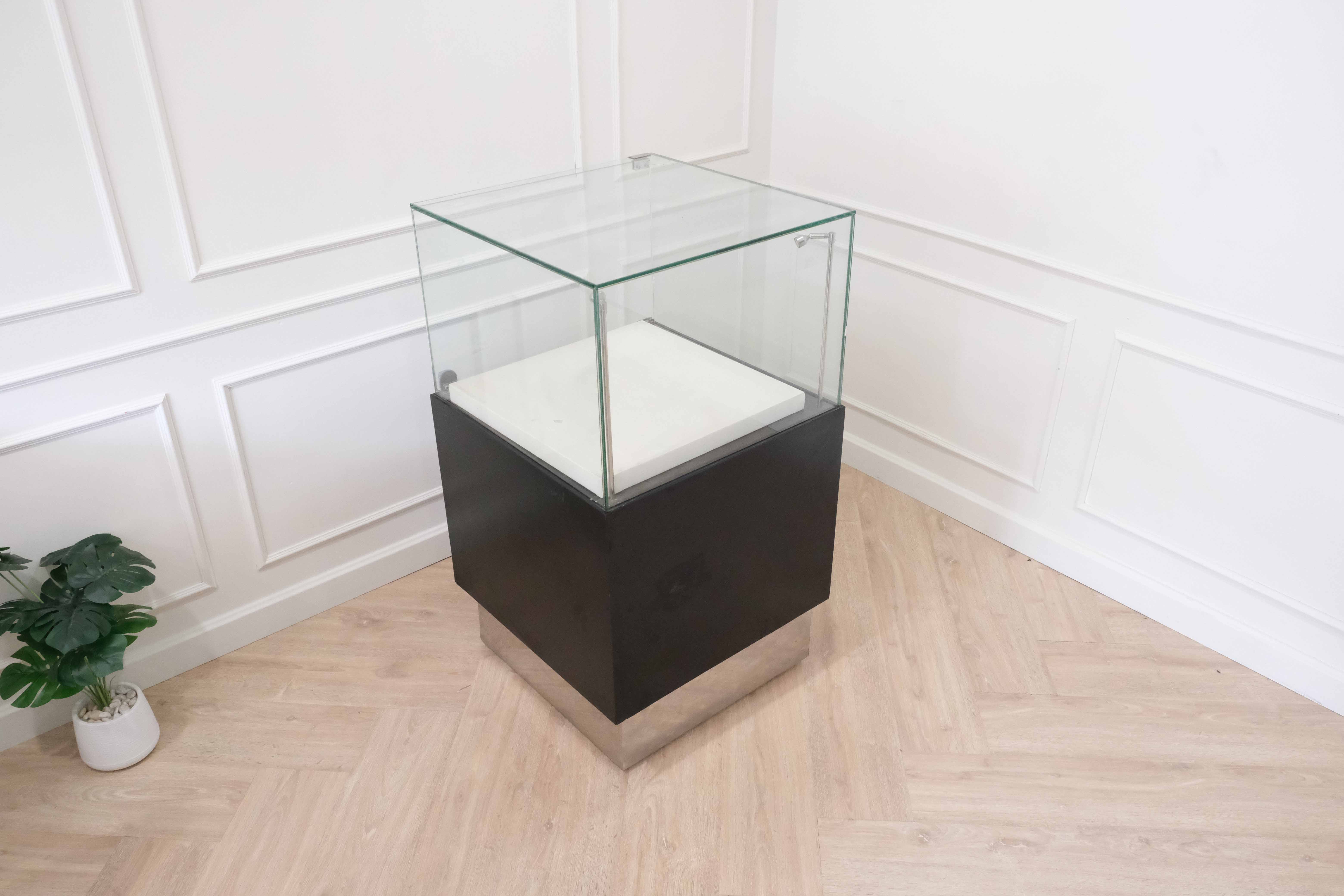 ตู้จิวเวลรี่ ตู้กระจกโชว์สินค้า ทรงสี่เหลี่ยมจตุรัส ฐานไม้สีดำ ขอบสแตนเลส มีตู้เก็บของ (1)