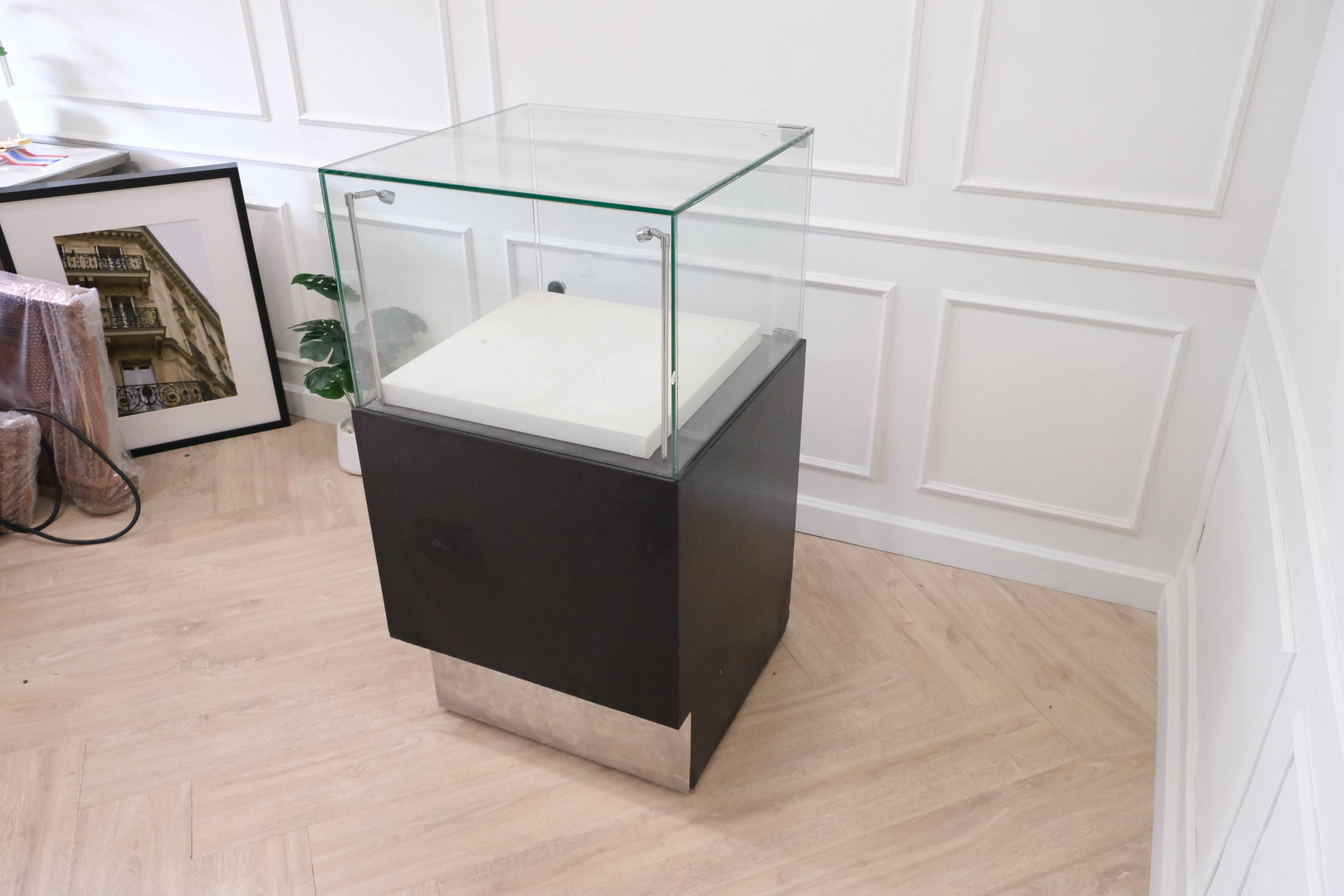 ตู้จิวเวลรี่ ตู้กระจกโชว์สินค้า ทรงสี่เหลี่ยมจตุรัส ฐานไม้สีดำ ขอบสแตนเลส มีตู้เก็บของ (1)