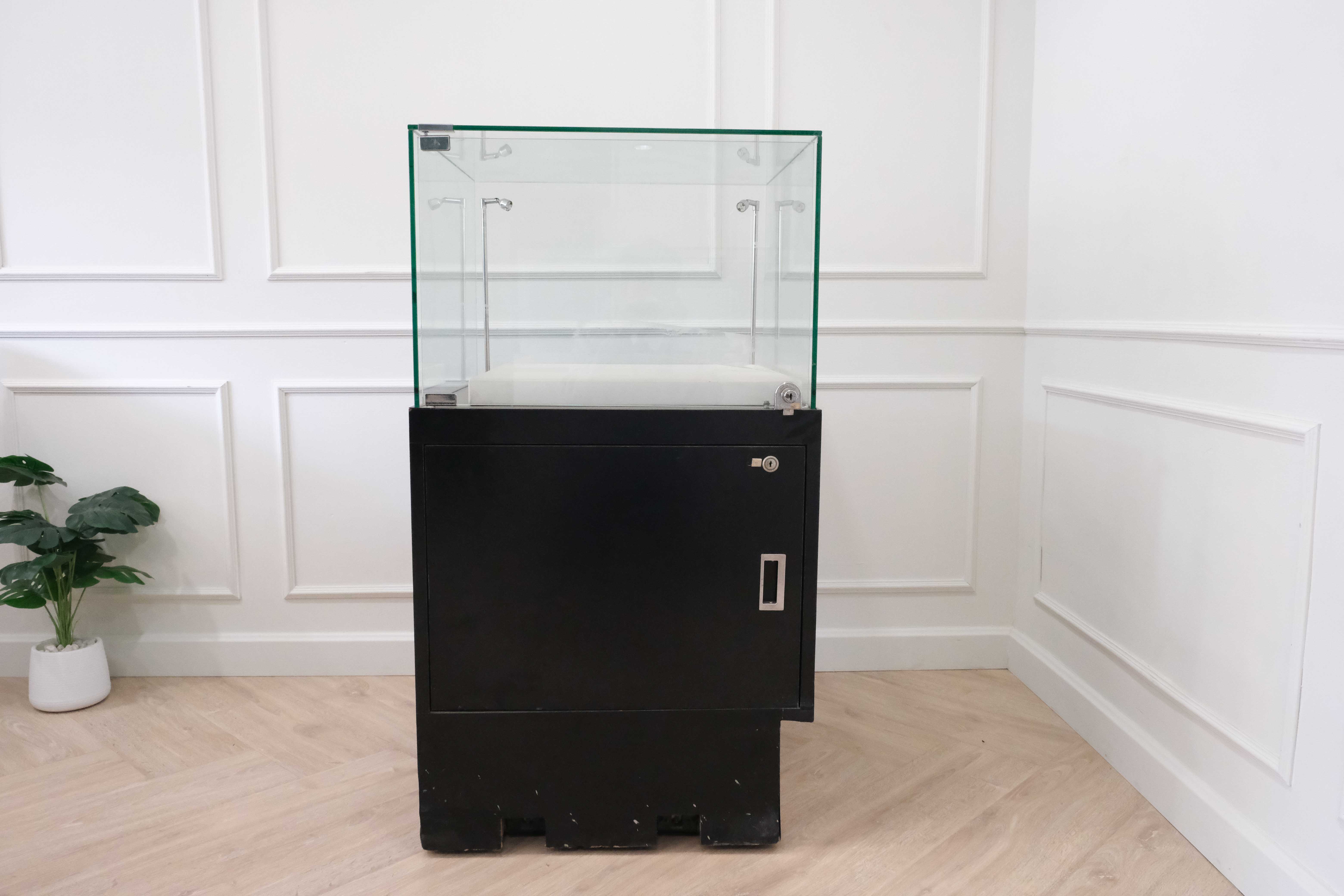 ตู้จิวเวลรี่ ตู้กระจกโชว์สินค้า ทรงสี่เหลี่ยมจตุรัส ฐานไม้สีดำ ขอบสแตนเลส มีตู้เก็บของ (1)