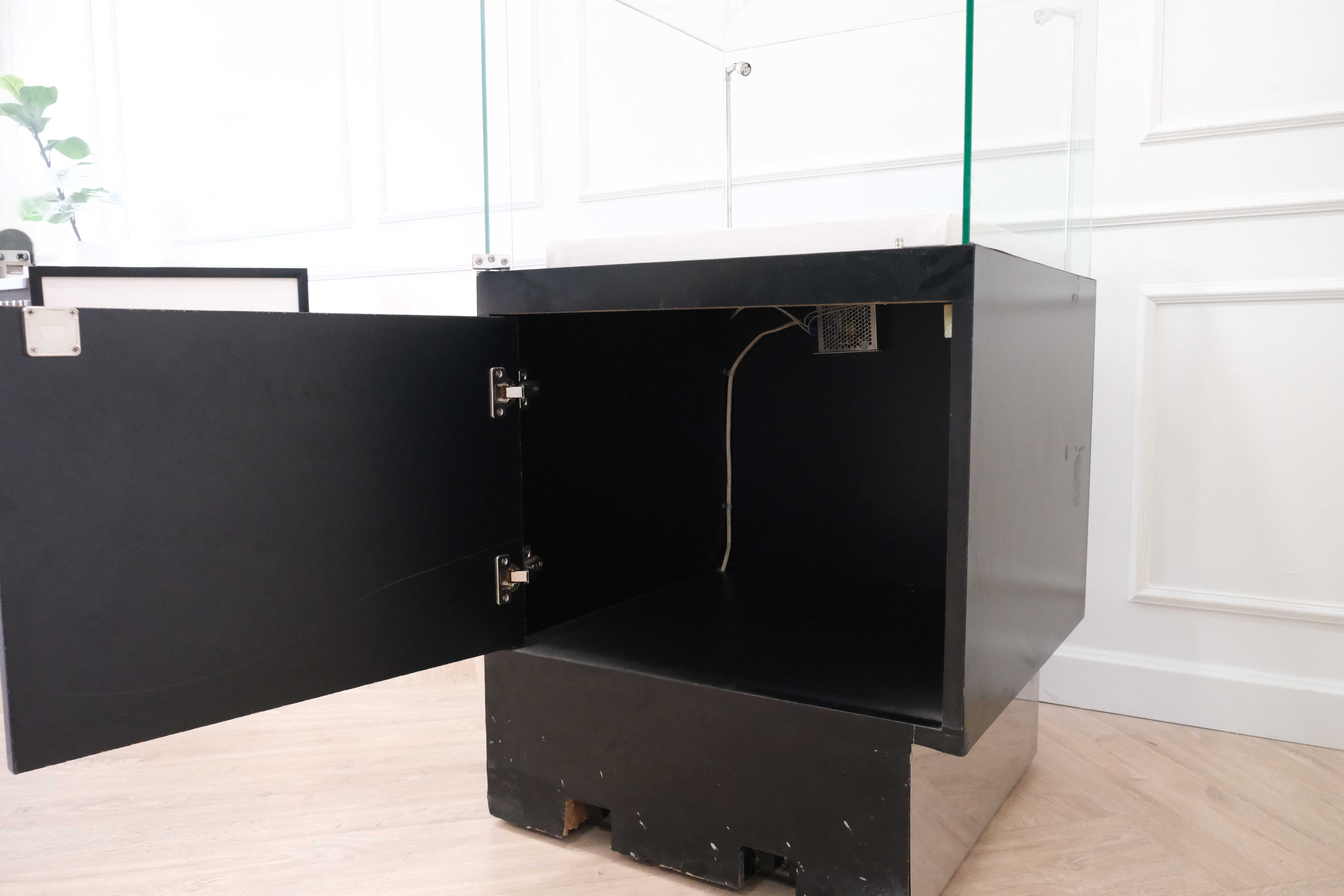 ตู้จิวเวลรี่ ตู้กระจกโชว์สินค้า ทรงสี่เหลี่ยมจตุรัส ฐานไม้สีดำ ขอบสแตนเลส มีตู้เก็บของ (1)