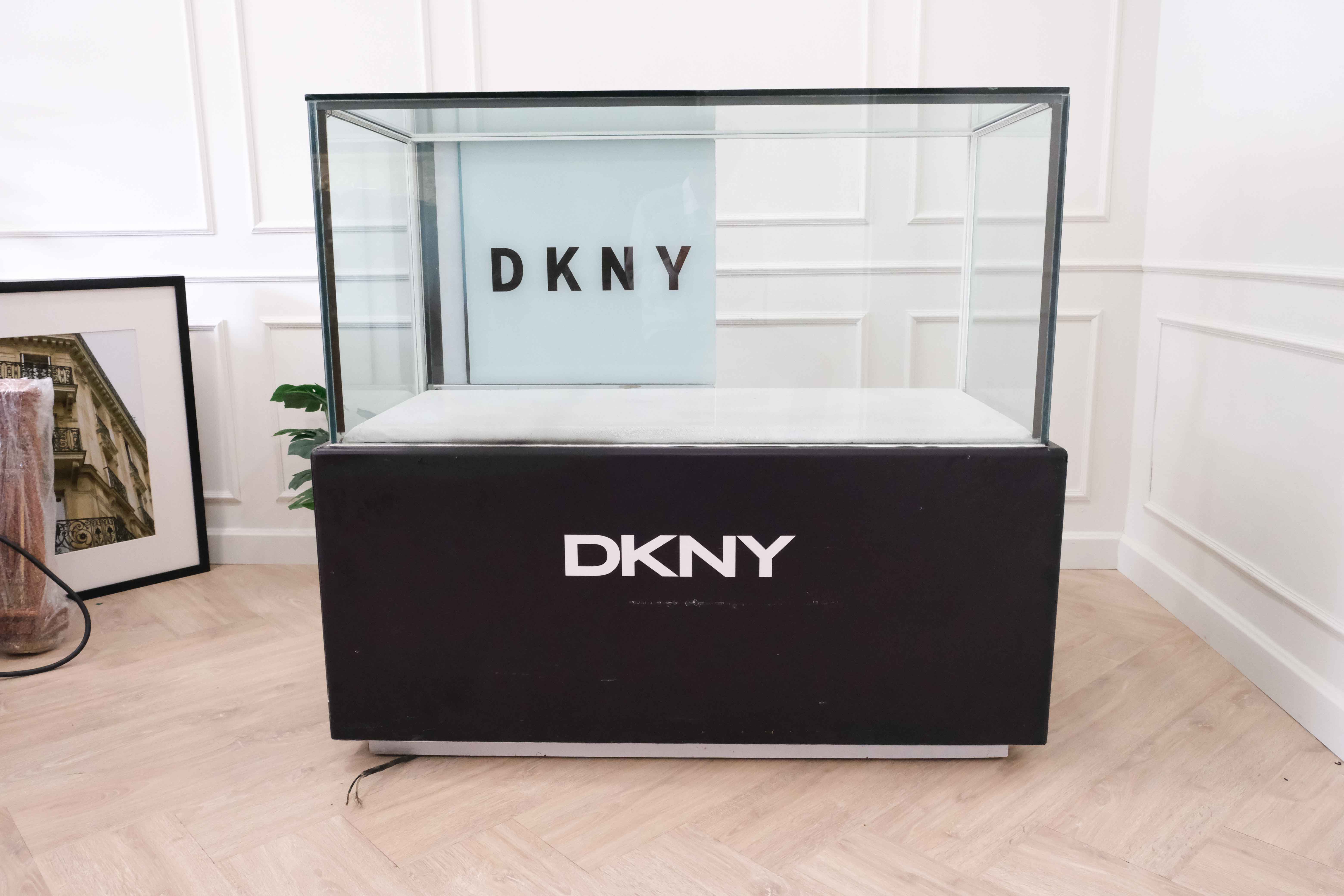 ตู้จิวเวลรี่ ตู้กระจกโชว์สินค้า ทรงสี่เหลี่ยมผืนผ้า 2 บานเลื่อนกระจก ฐานสีดำ มีที่เก็บของ 2 บานเลื่อน (1)