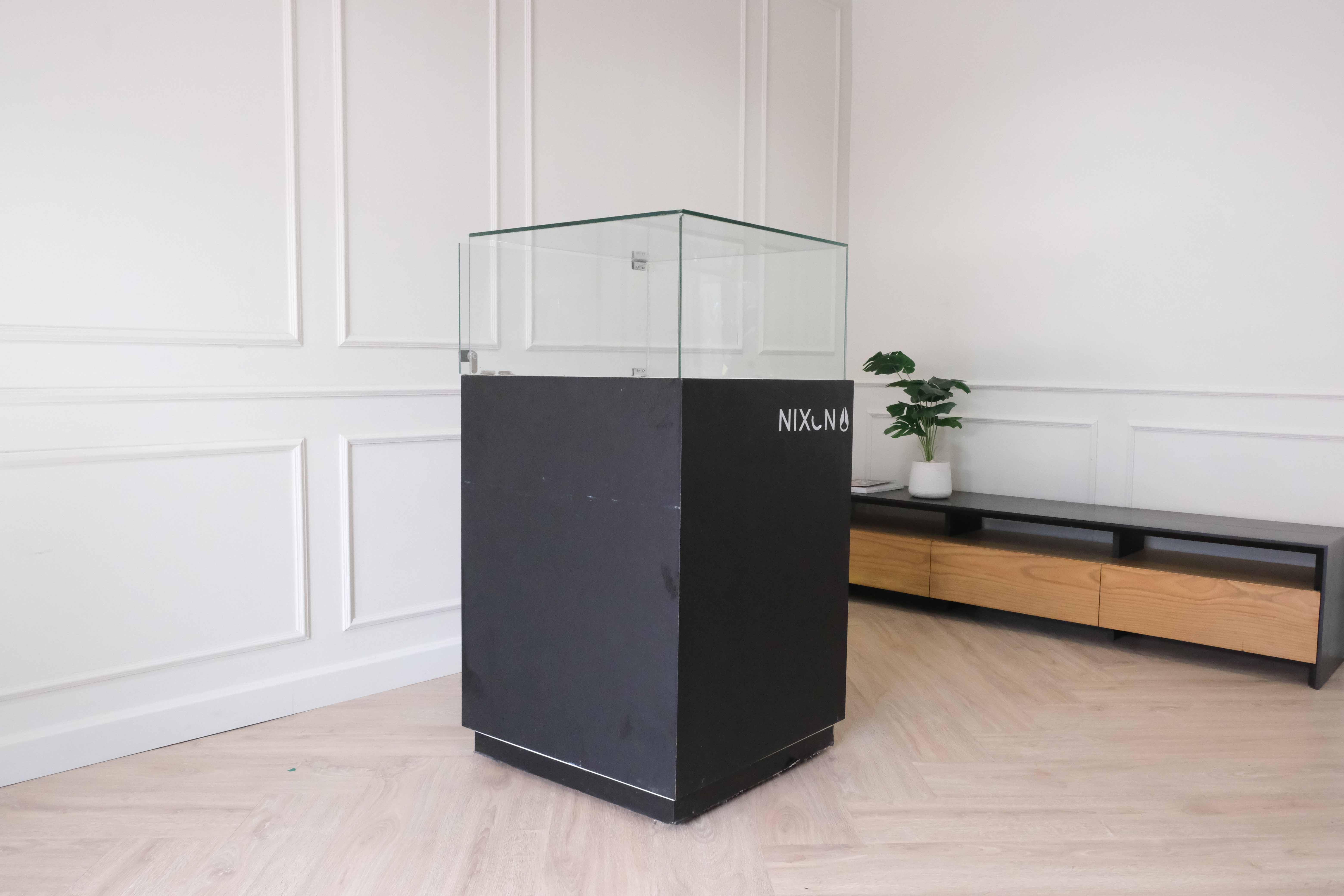 ตู้จิวเวลรี่ ตู้กระจกโชว์สินค้า ทรงสี่เหลี่ยมจตุรัส ฐานไม้สีดำ มีตู้เก็บของ 2 บานเปิด (3)