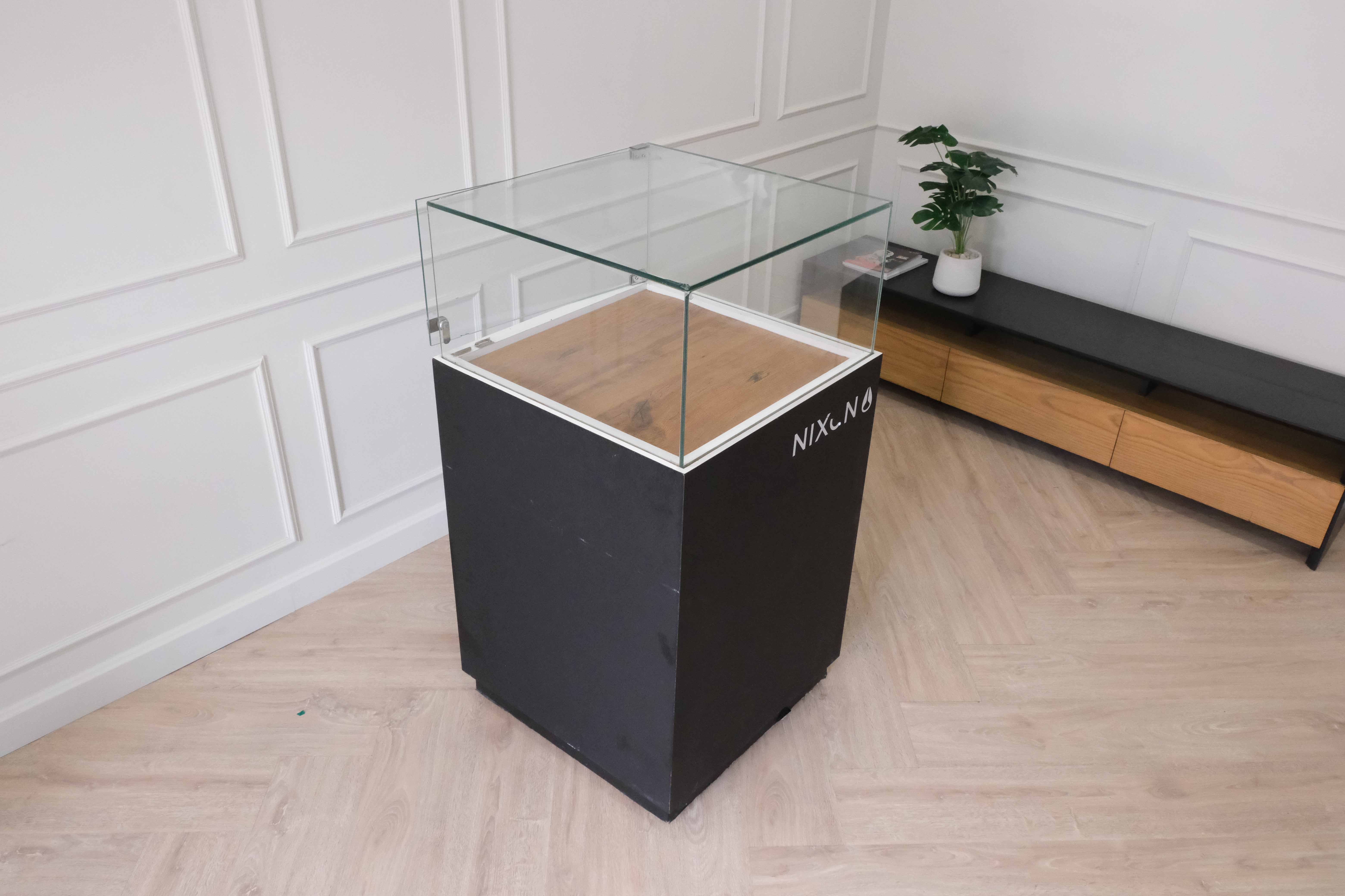 ตู้จิวเวลรี่ ตู้กระจกโชว์สินค้า ทรงสี่เหลี่ยมจตุรัส ฐานไม้สีดำ มีตู้เก็บของ 2 บานเปิด (3)