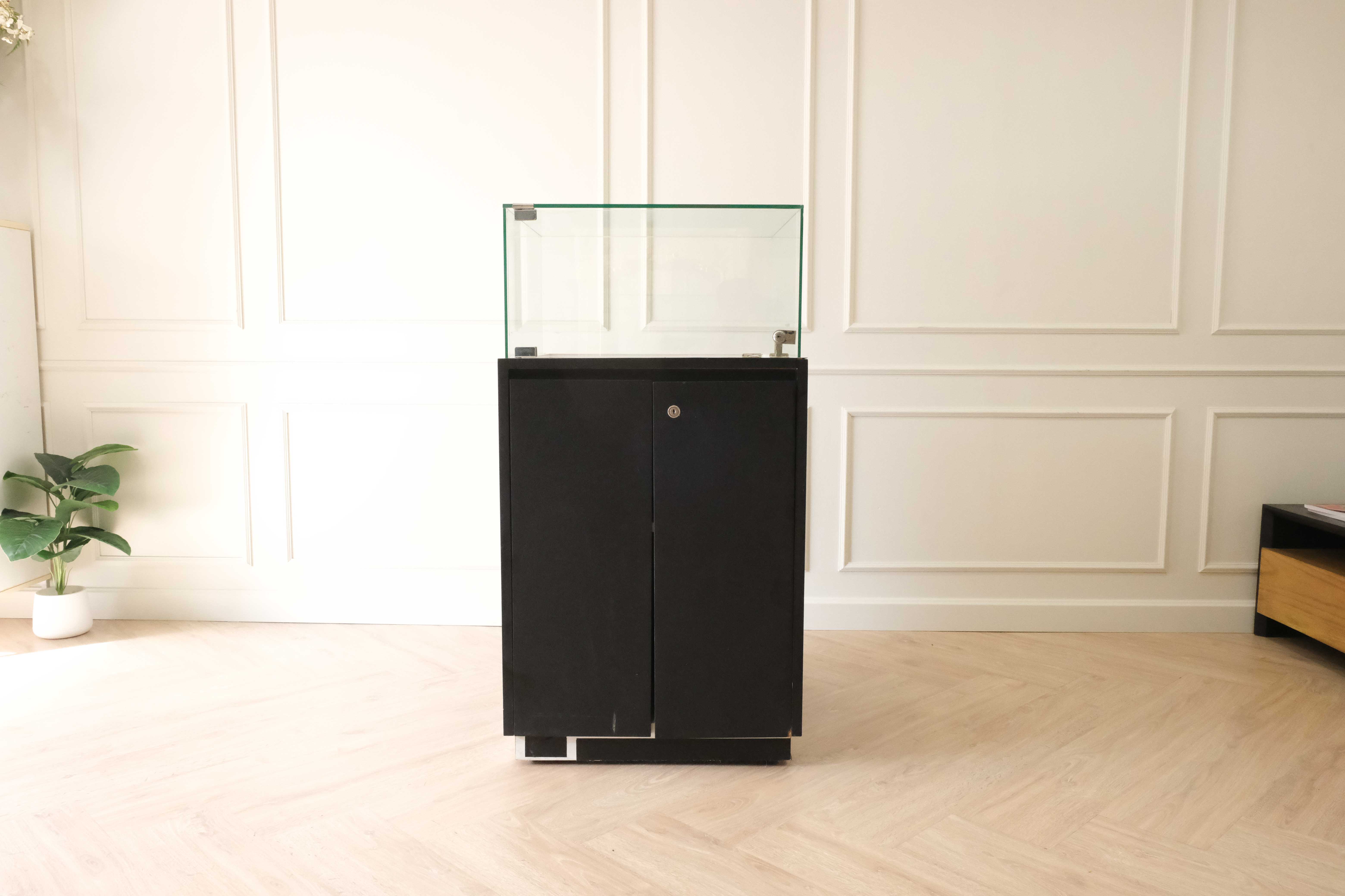 ตู้จิวเวลรี่ ตู้กระจกโชว์สินค้า ทรงสี่เหลี่ยมจตุรัส ฐานไม้สีดำ มีตู้เก็บของ 2 บานเปิด (3)