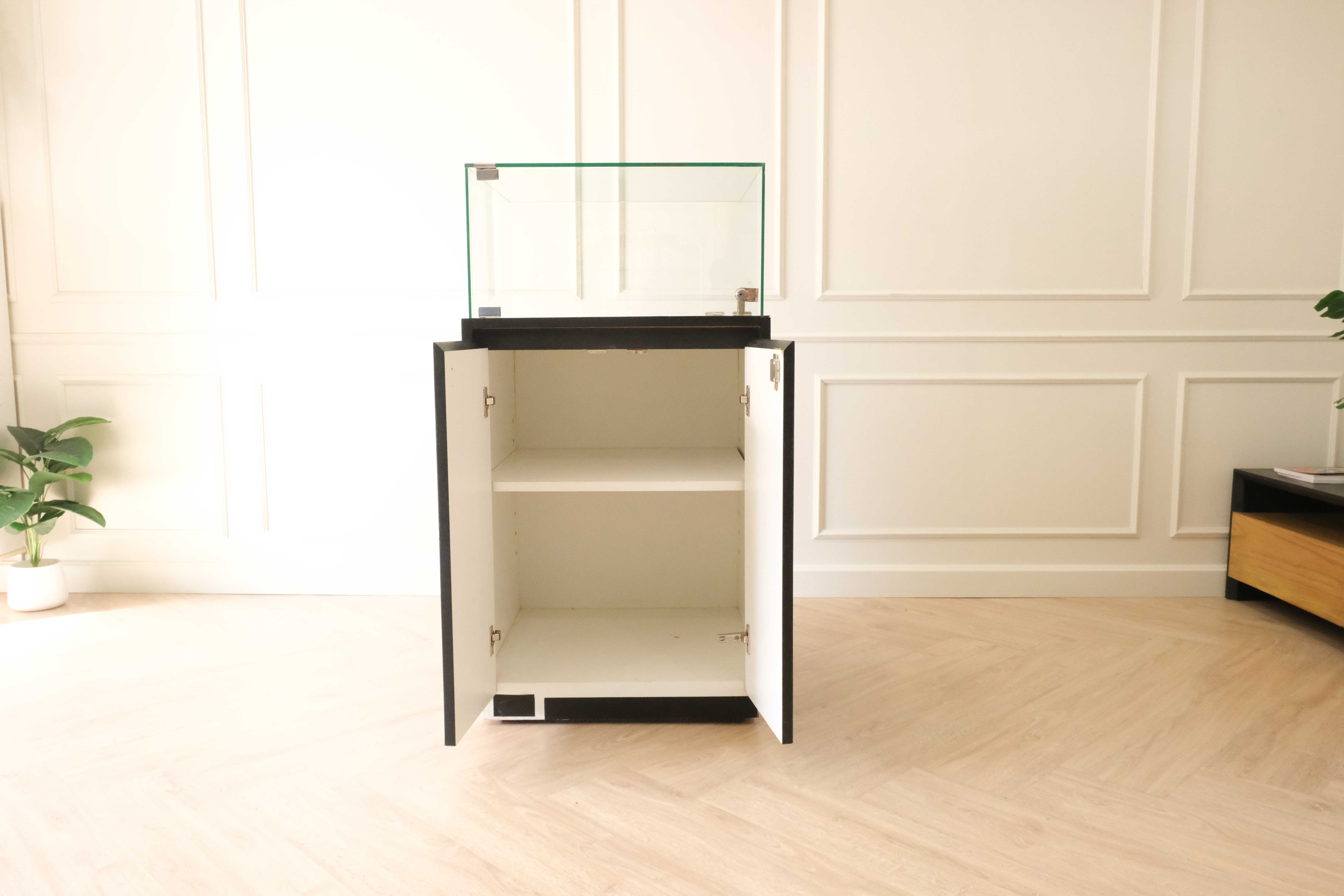 ตู้จิวเวลรี่ ตู้กระจกโชว์สินค้า ทรงสี่เหลี่ยมจตุรัส ฐานไม้สีดำ มีตู้เก็บของ 2 บานเปิด (3)