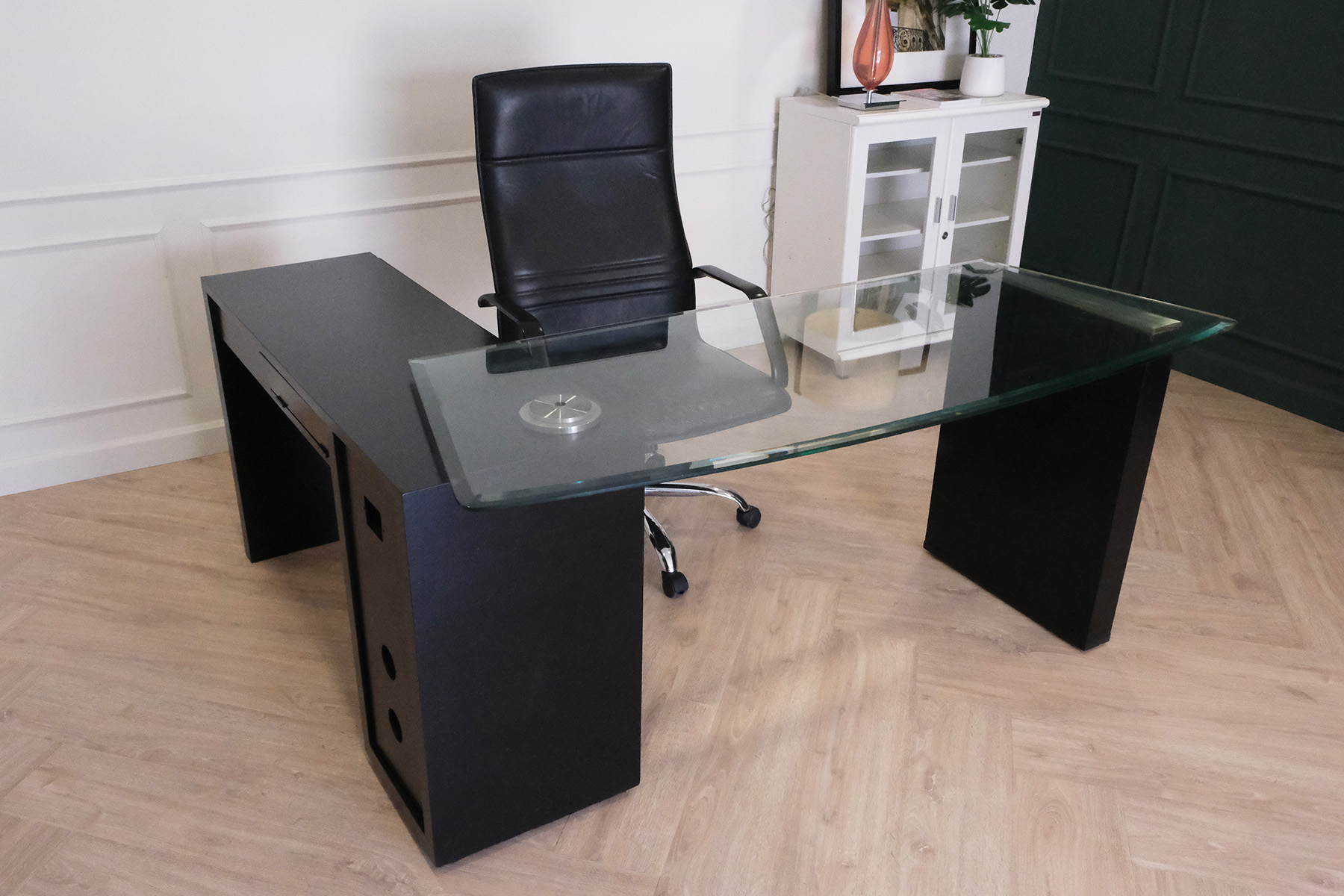 L 形转角办公桌，玻璃桌面，现代黑色，可折叠调节桌。有抽屉和储物格。_UJHW0AD59M