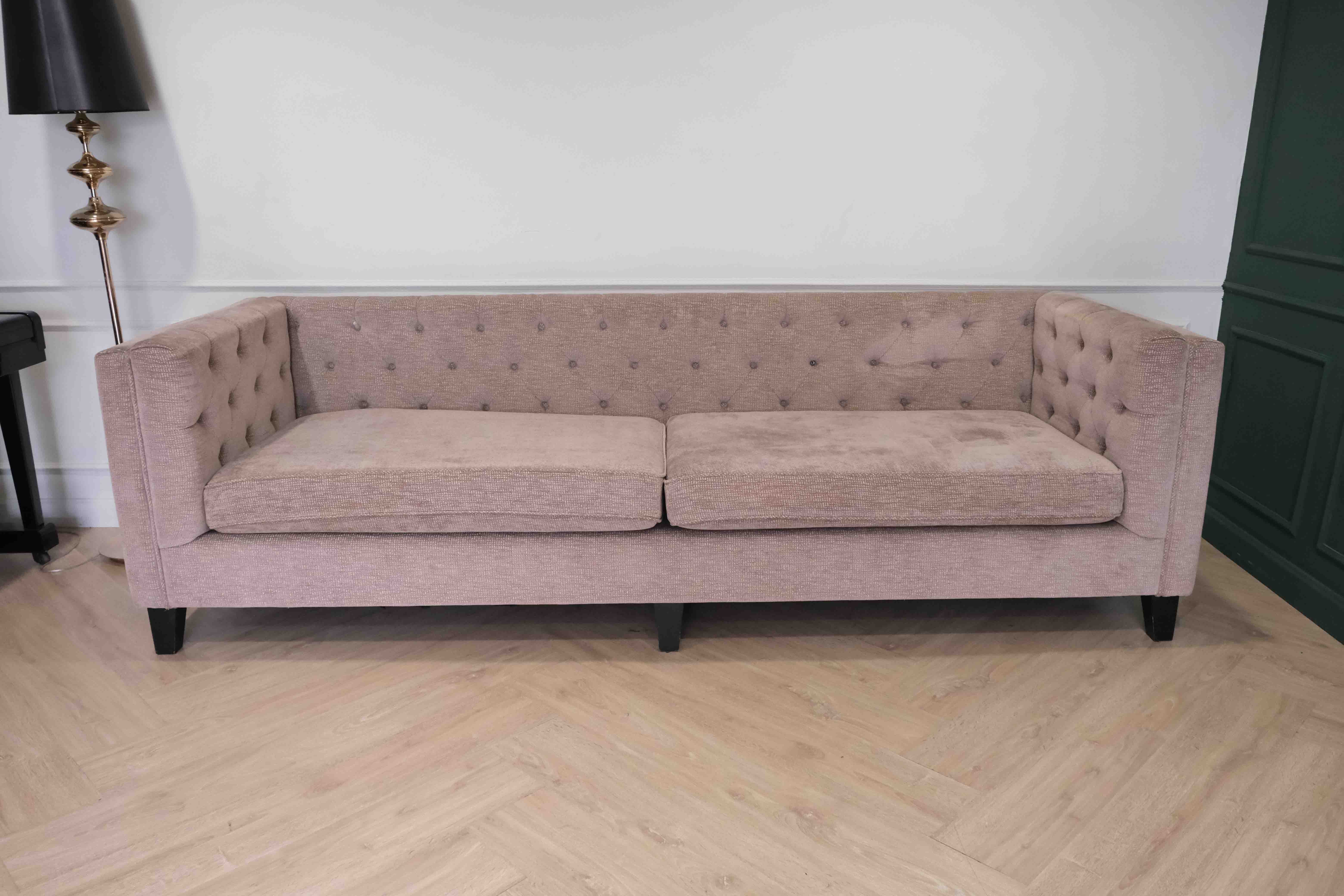 โซฟาทักซิโด้ 2-3 ที่นั่ง เบาะผ้า พนักพิงดึงกระดุม สีน้ำตาล โครงไม้ ขาสีดำ (1)