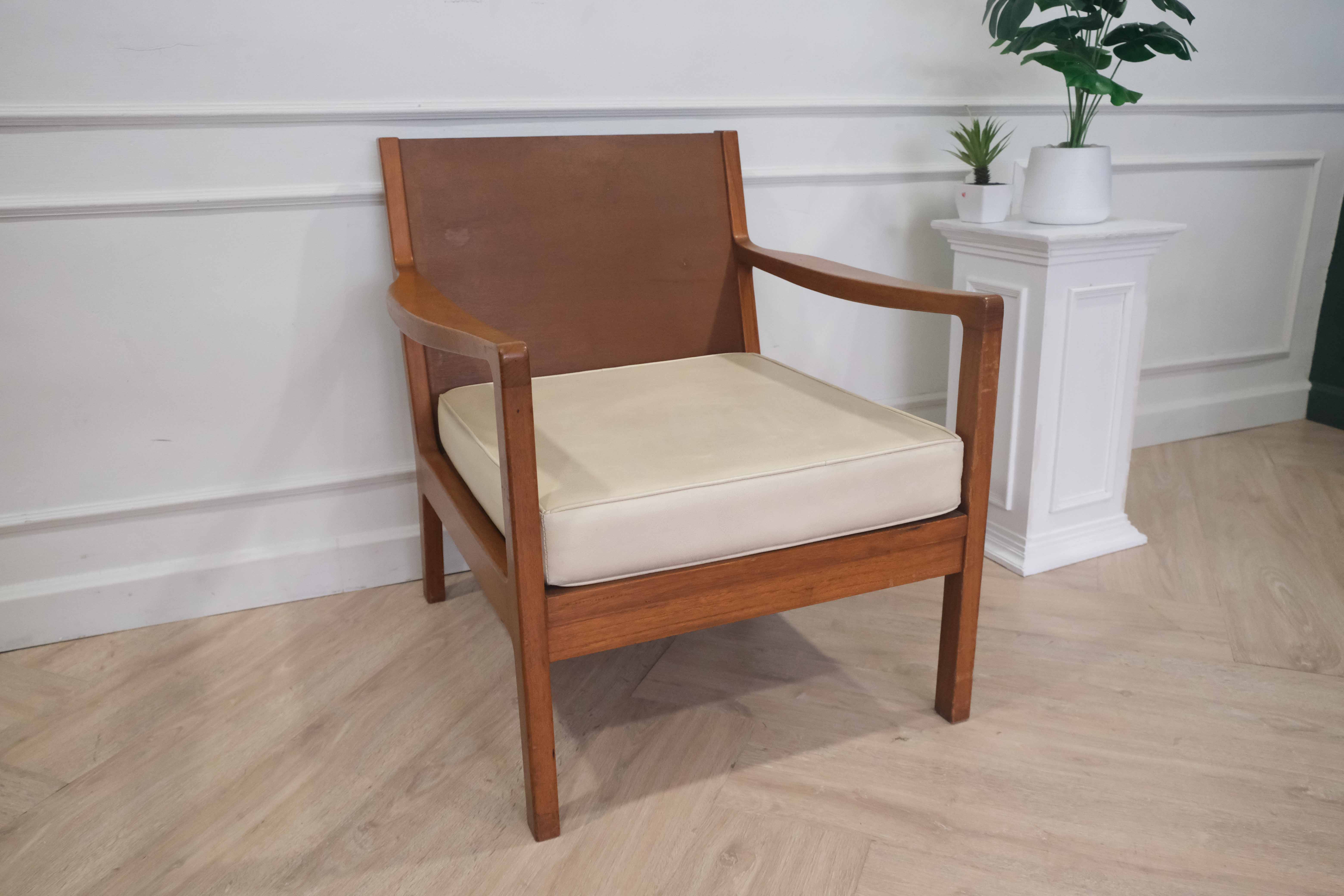 เก้าอี้อาร์มแชร์ไม้ เบาะรองนั่งผ้า (1)