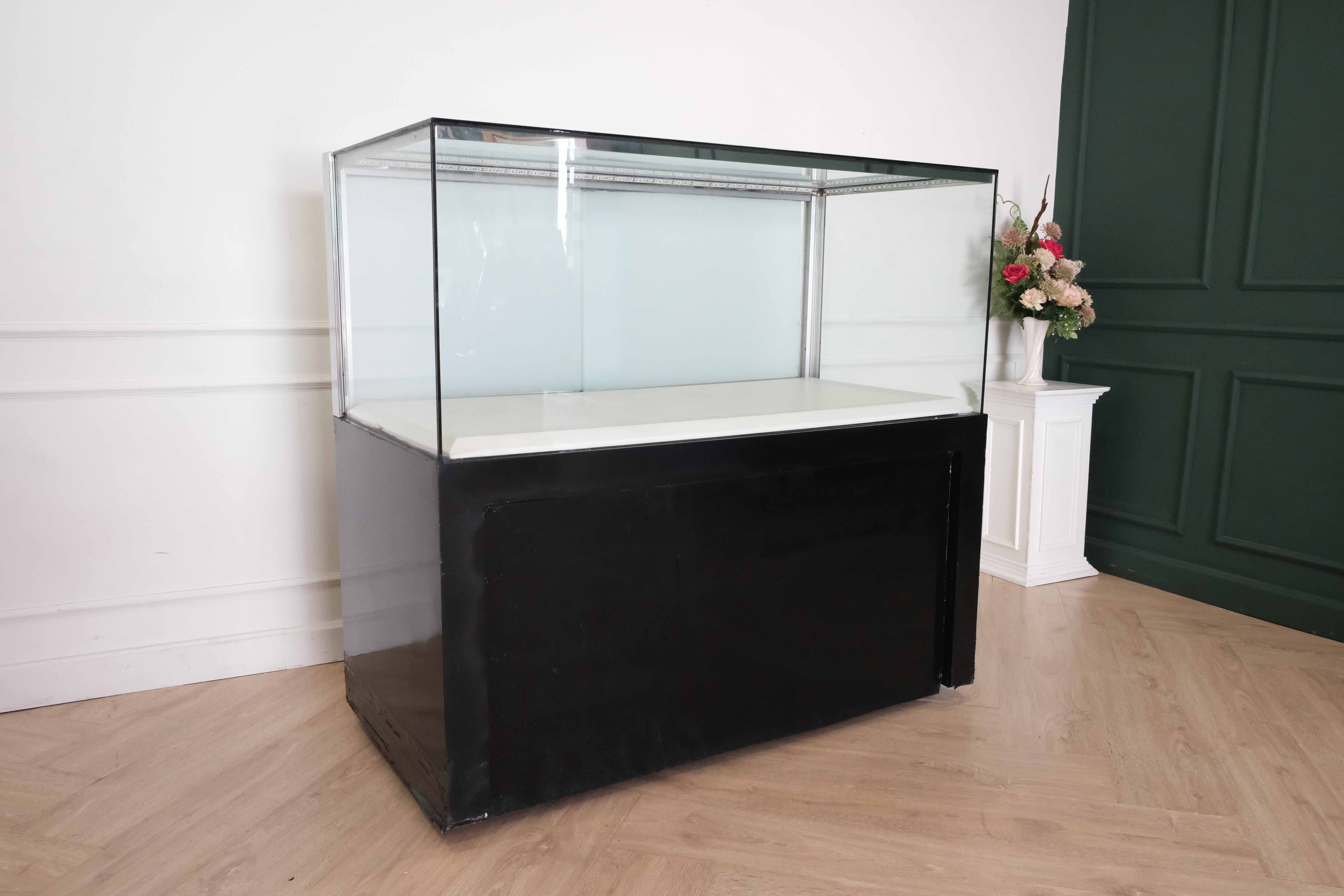 ตู้จิวเวลรี่ ตู้กระจกโชว์สินค้า ตู้โชว์ โครงไม้สีดำ ฐานวางสินค้าสีขาว 2บานเลื่อน มีล้อ (8)