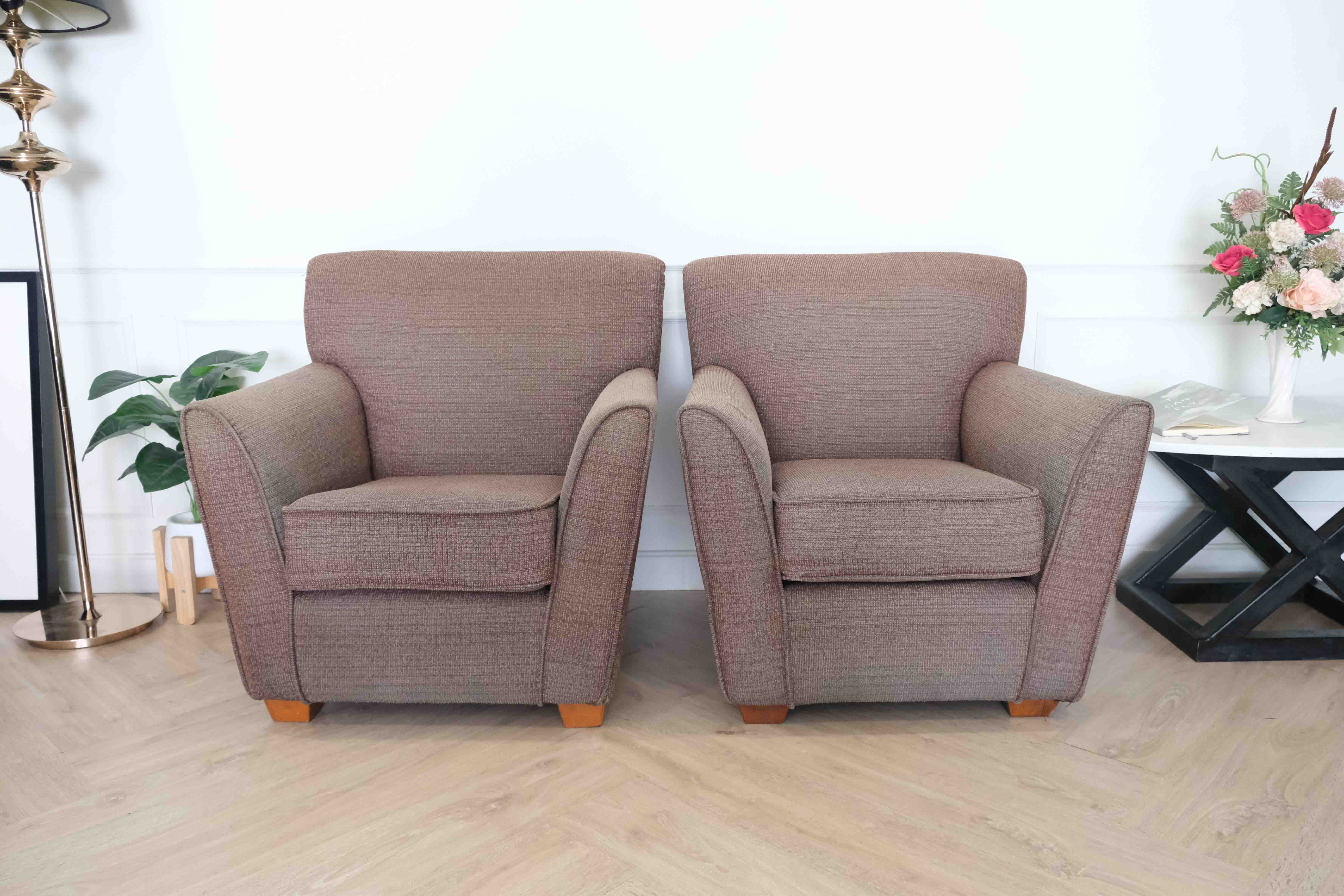 อาร์มแชร์ ดีไซน์ยุโรป เบาะผ้าหนาสีน้ำตาล โครงไม้ (4)