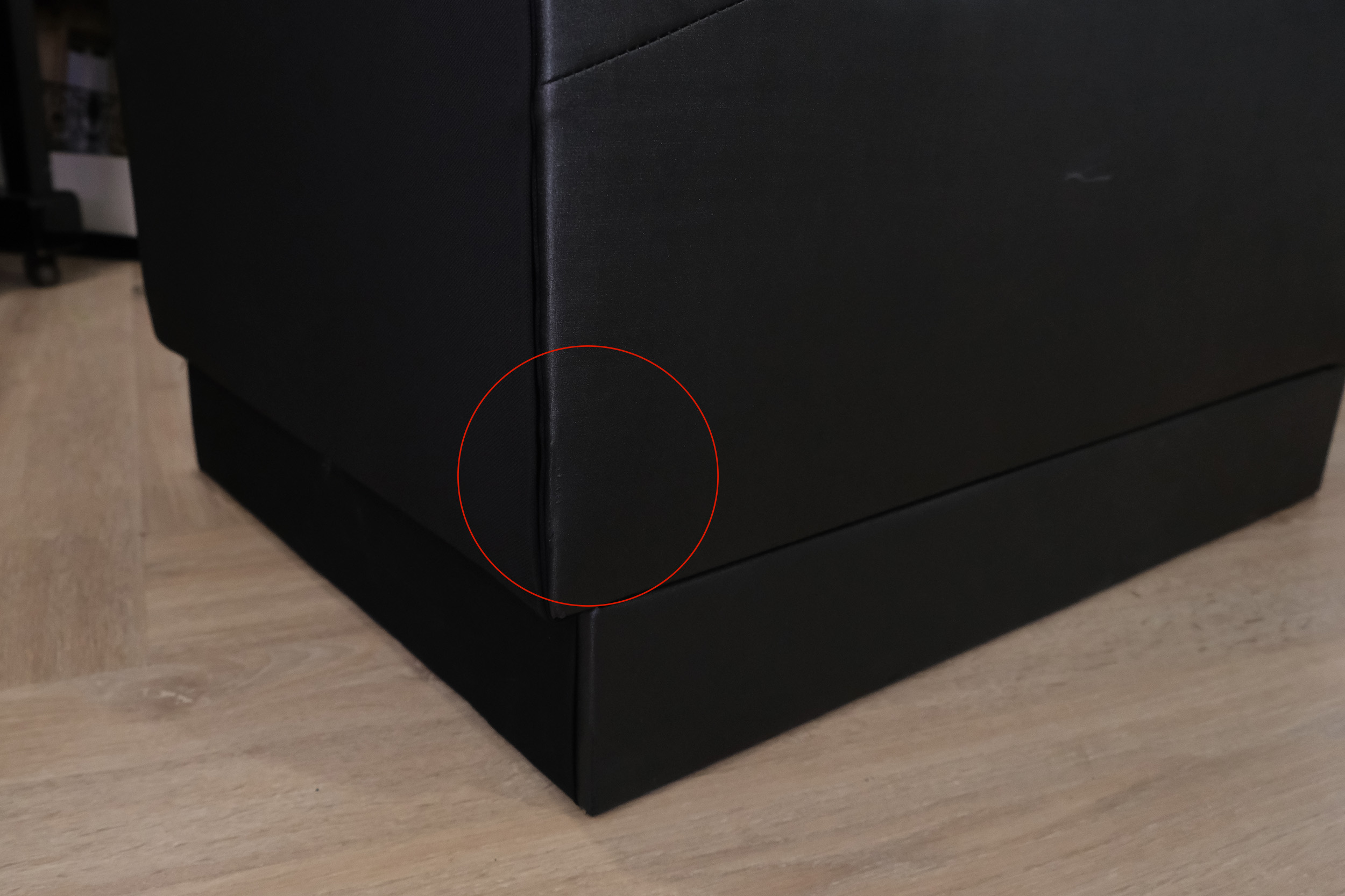 โซฟา 1ที่นั่ง หุ้มหนังไหม เงาสวย โครงไม้ สีดำ (1)