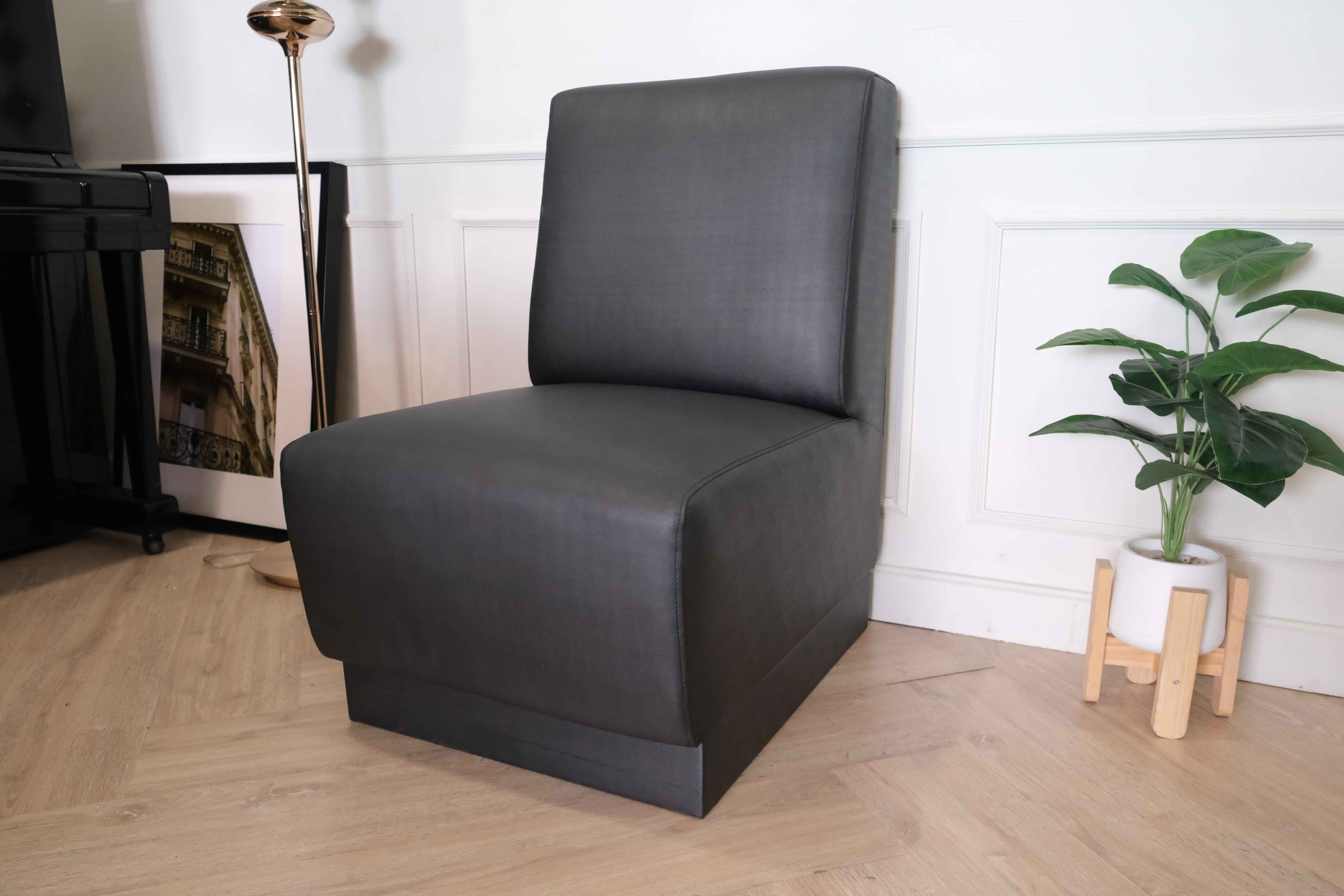 โซฟา 1ที่นั่ง หุ้มหนังไหม เงาสวย โครงไม้ สีดำ (1)