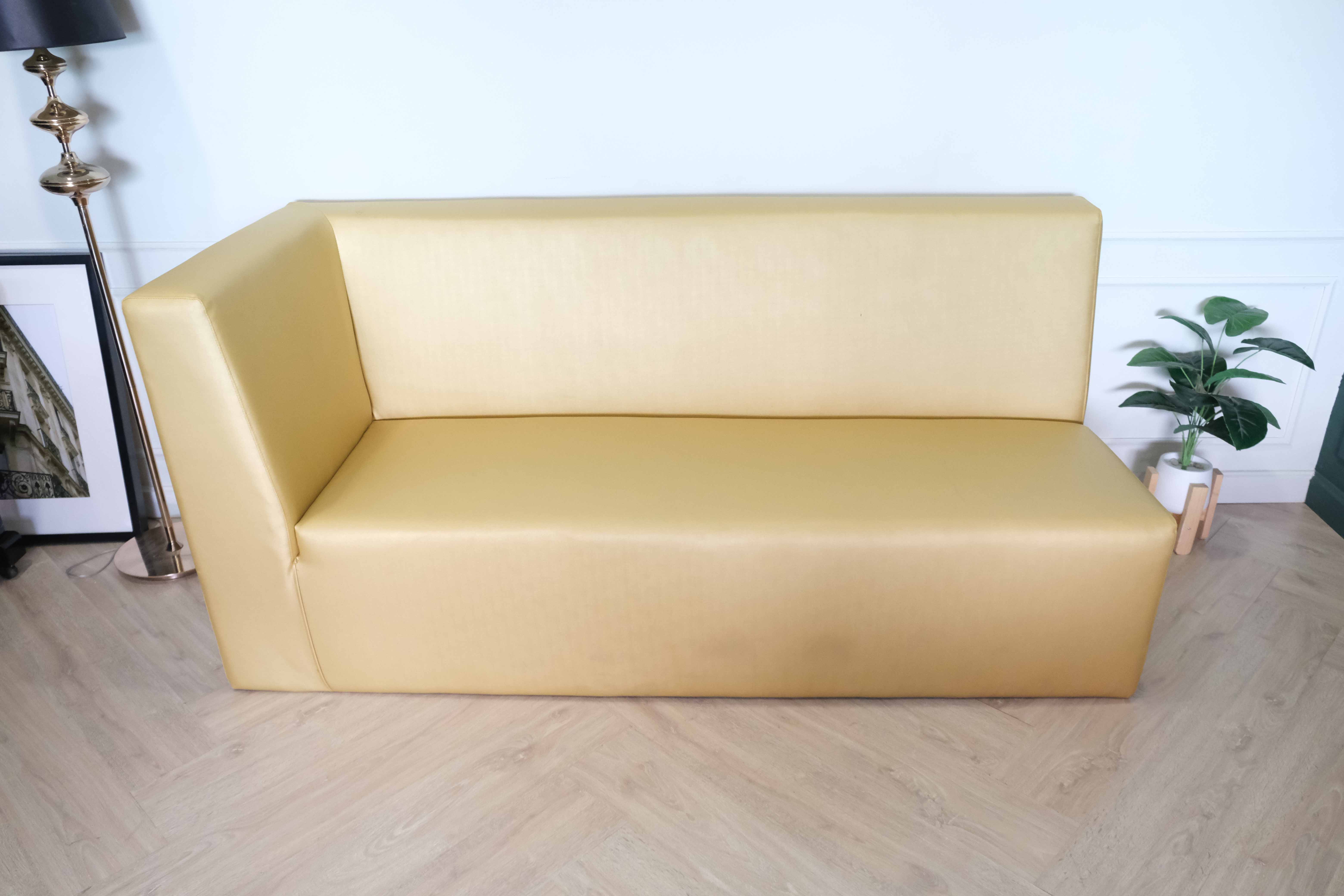 三人沙发，丝皮包覆，光泽美丽，木质框架，金黄色。