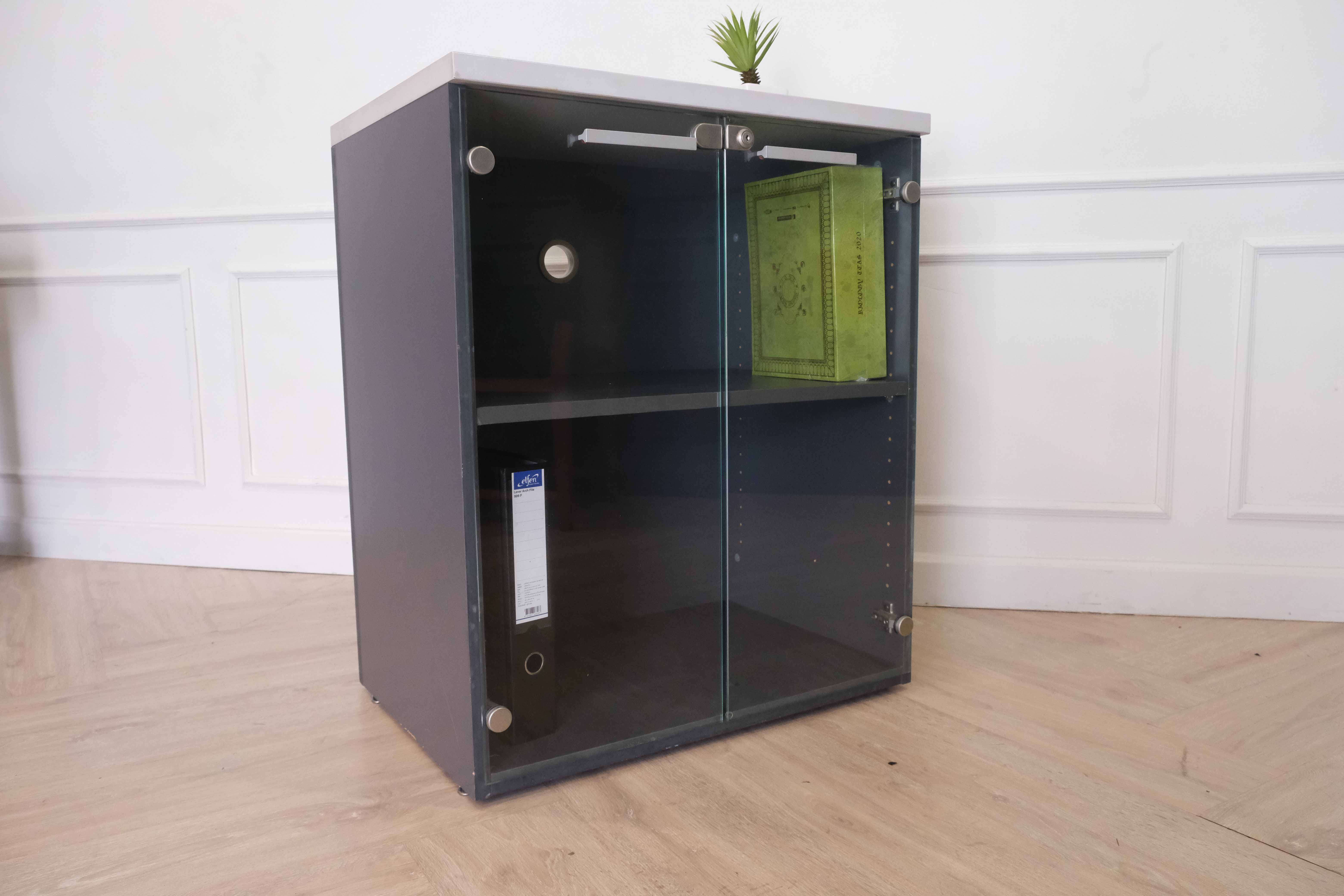 ตู้ไม้เก็บเอกสาร 2 บานเปิดกระจก สีเทา มือจับเหลี่ยม (8)