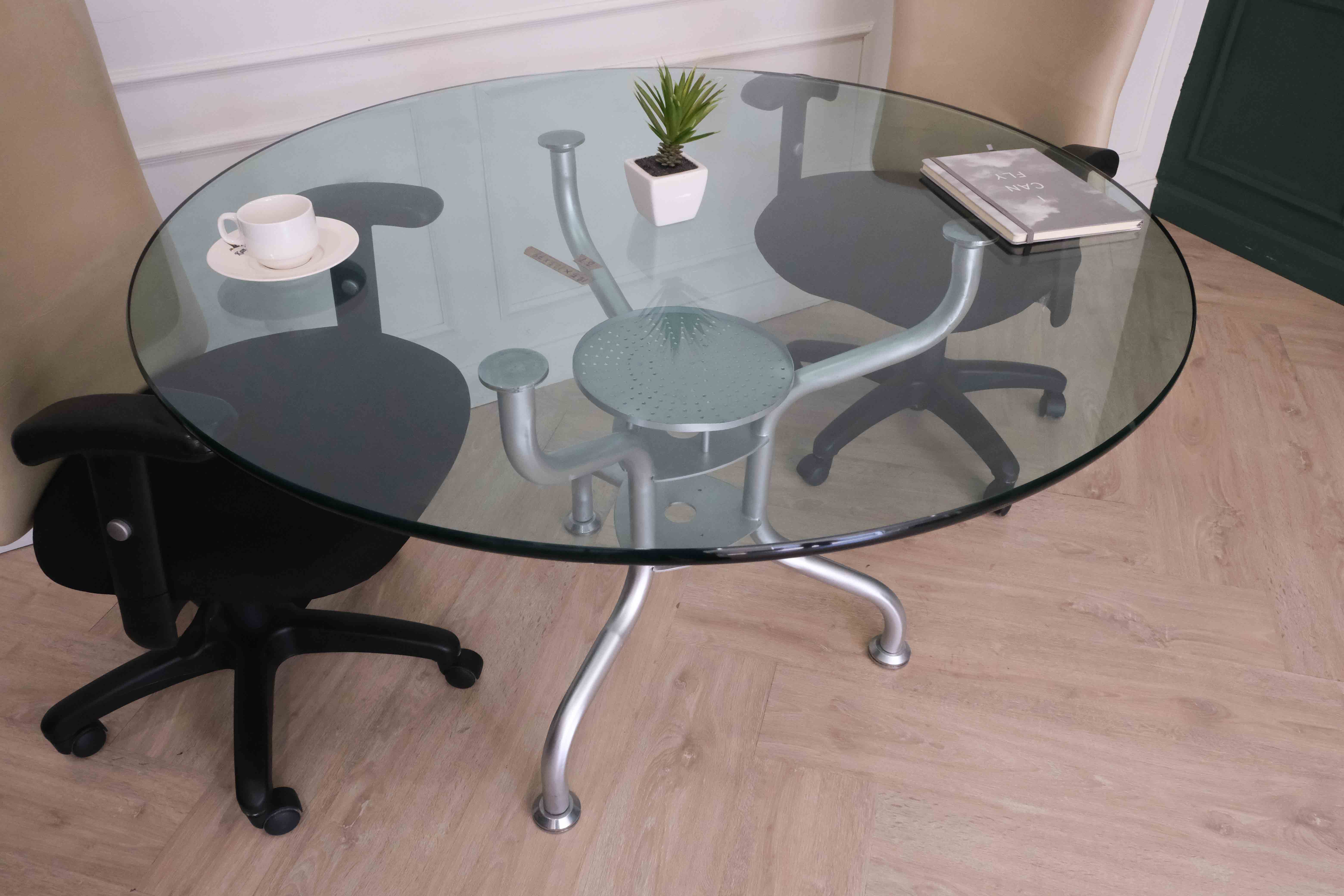 โต๊ะประชุมทรงกลม ท็อปกระจกหนา 20 mm ขาเหล็ก (1)