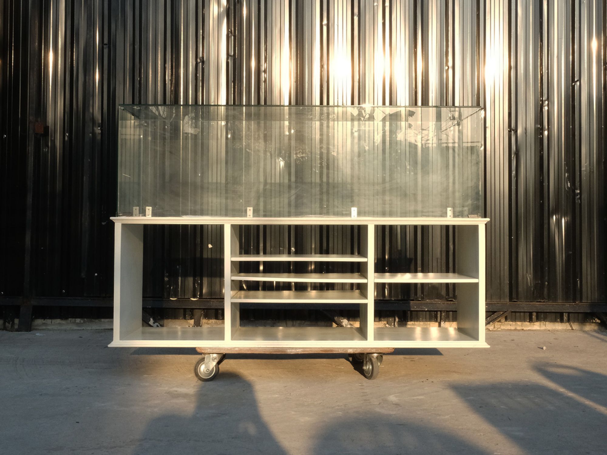 ชั้นวางสินค้า ชั้นวางของ มีชั้นตู้กระจก โครงไม้สีขาว (1)