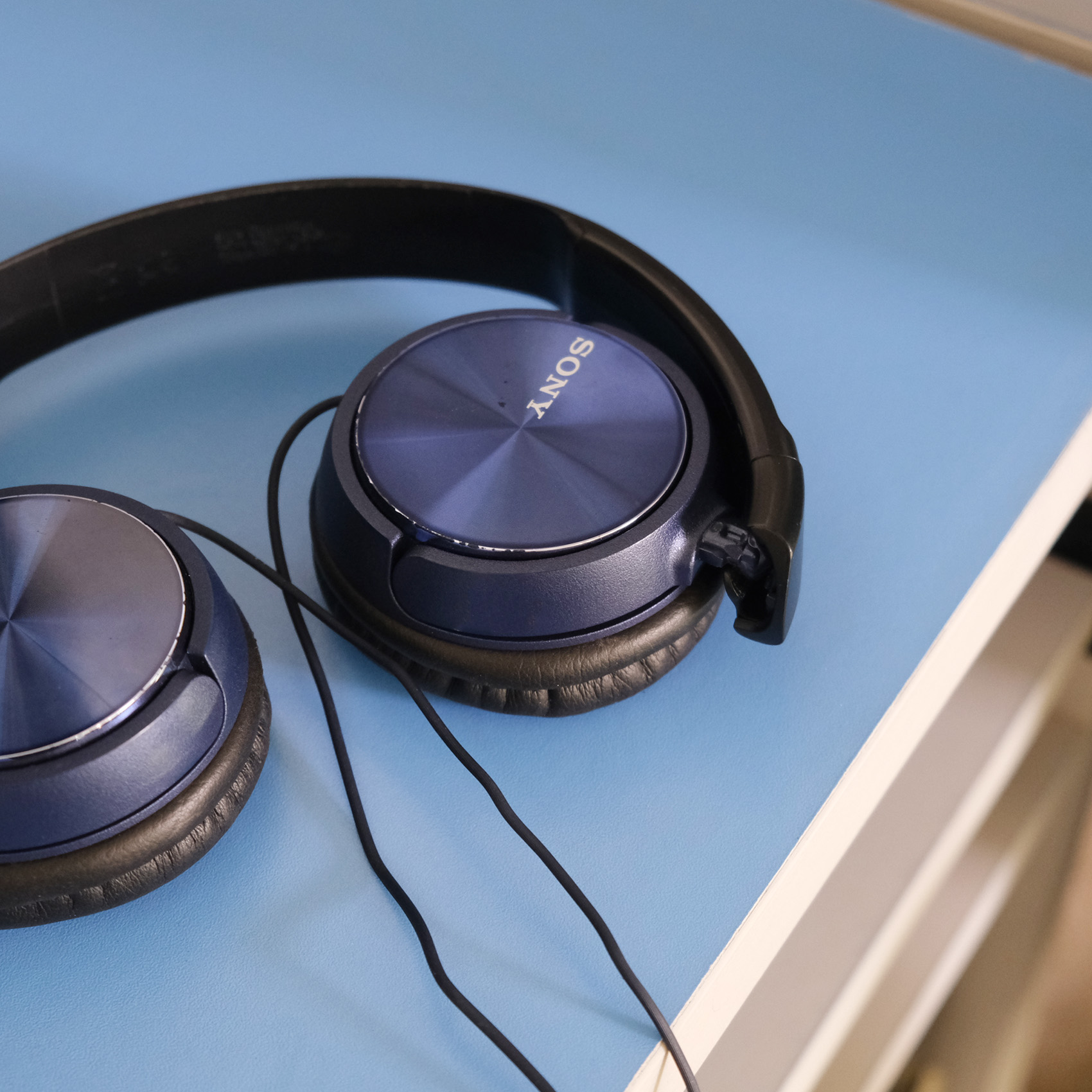 หูฟังคาดศรีษะ แบรนด์ Sony รุ่น MDR ZX310AP Series Balanced Sound Headphone With Mic - Blue & red(117)