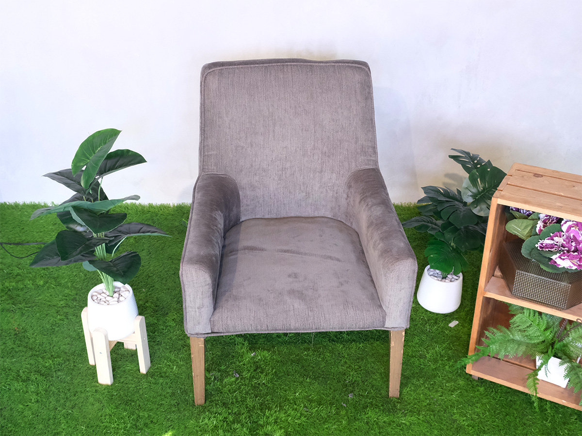 木椅，灰色布垫，漂亮的框架。