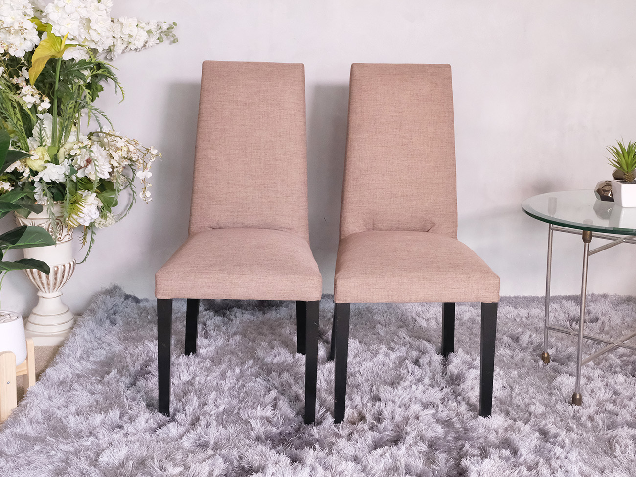 木椅，米色布垫，漂亮的框架。_J55TO2PEZY