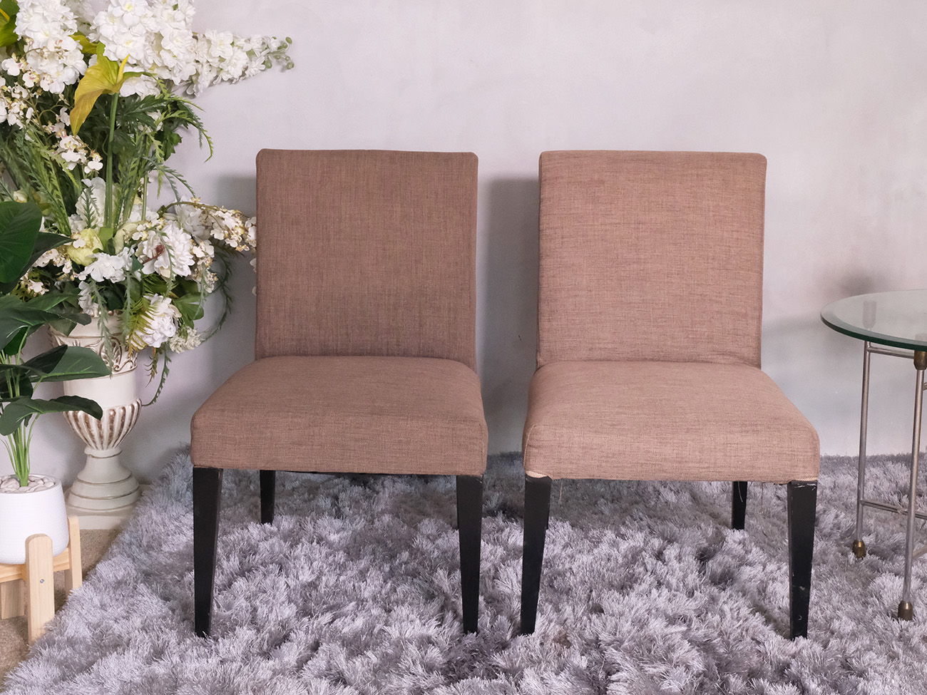 木椅，棕色布垫，漂亮的框架。_1UQ2I02VZ7