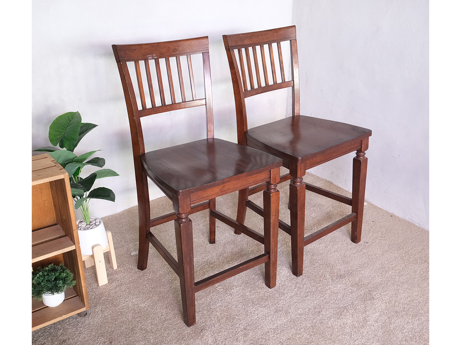 木椅，棕色餐椅，设计精美，靠背微微弯曲。