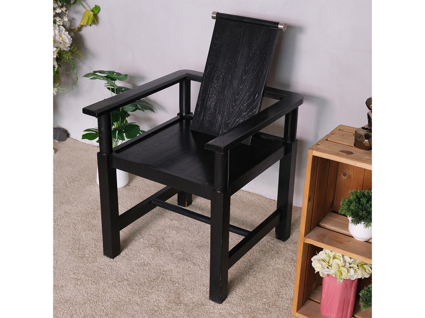 เก้าอี้อาร์มแชร์ไม้ สีดำ ดีไซน์สวยแปลกใหม่ (1)_QIQSH9JLDD
