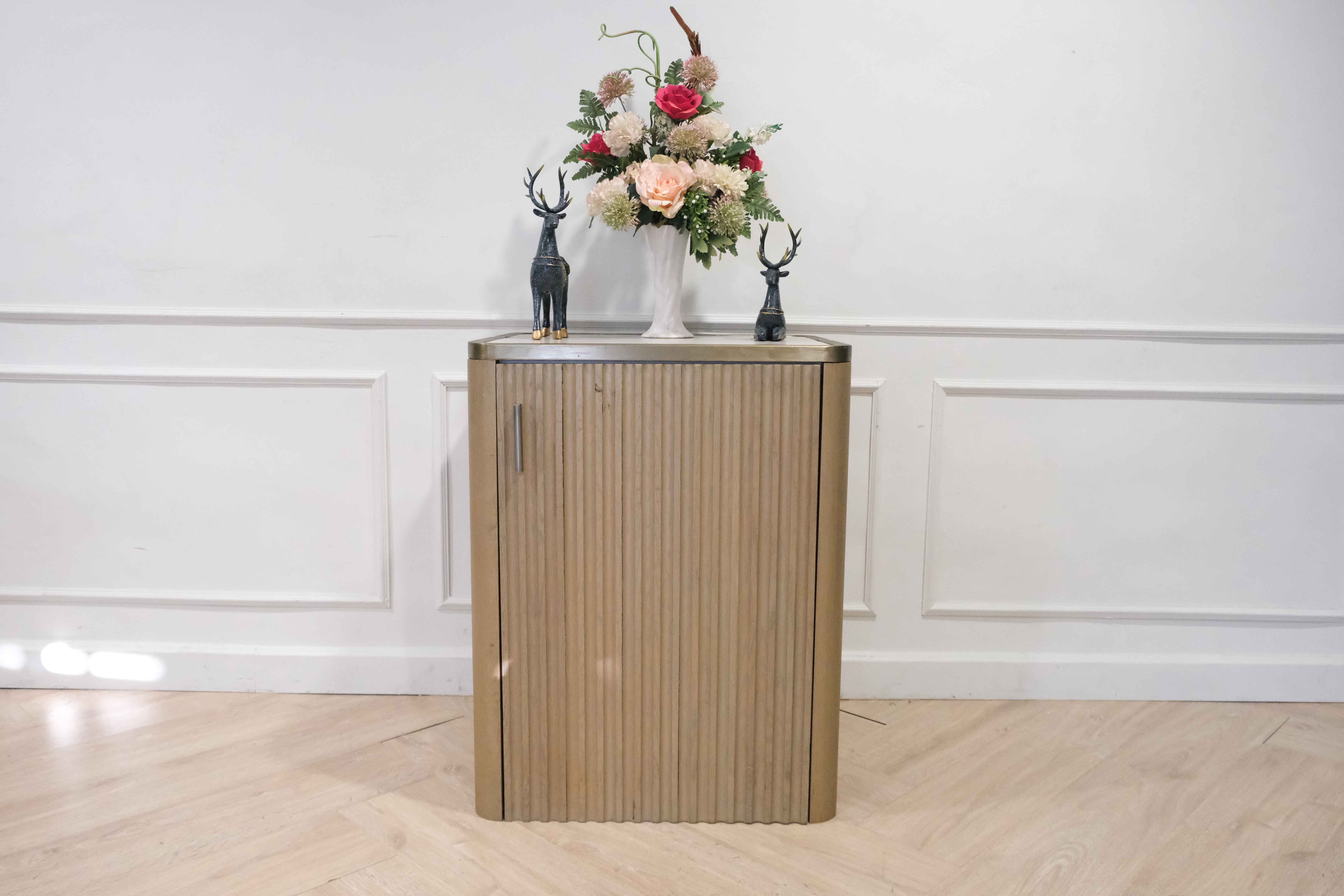 ตู้ไม้ 1 บานเปิด ทรงสี่เหลี่ยม สไตล์โมเดิร์น ลักชัวรี่ สีน้ำตาลขอบสแตนเลสสีทอง (9)_O85RKCPQ4Y