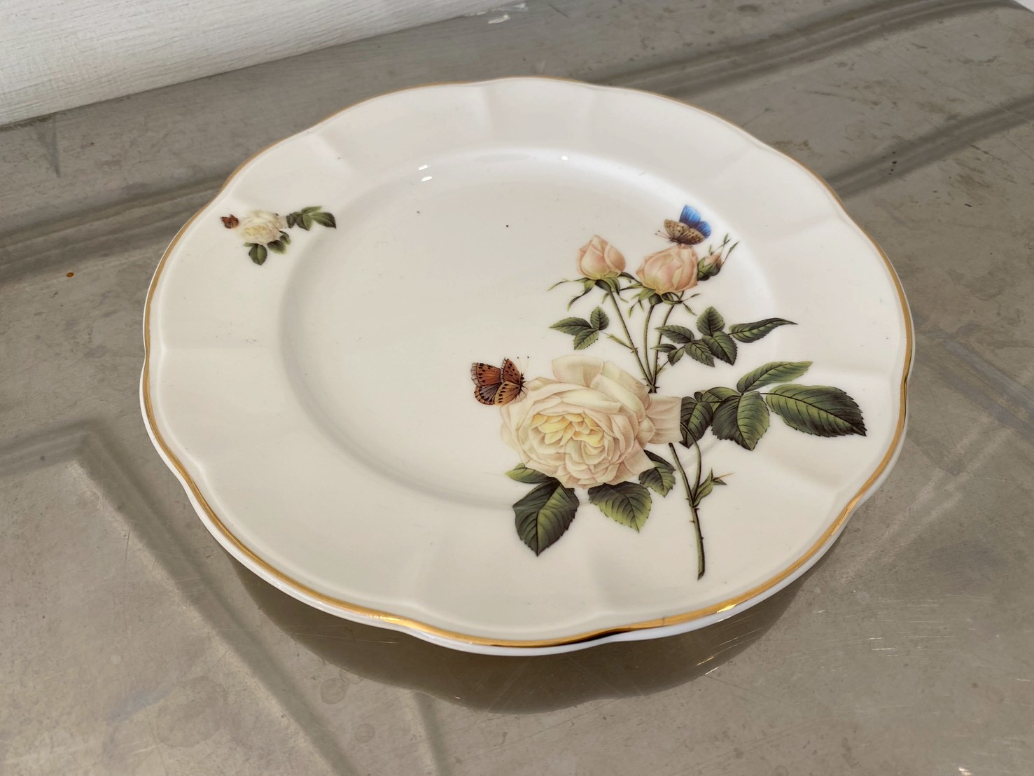 จานเซรามิก ลายกุหลาบขาว ขอบทอง ยี่ห้อ Quality Ceramic 21 cm. (2)