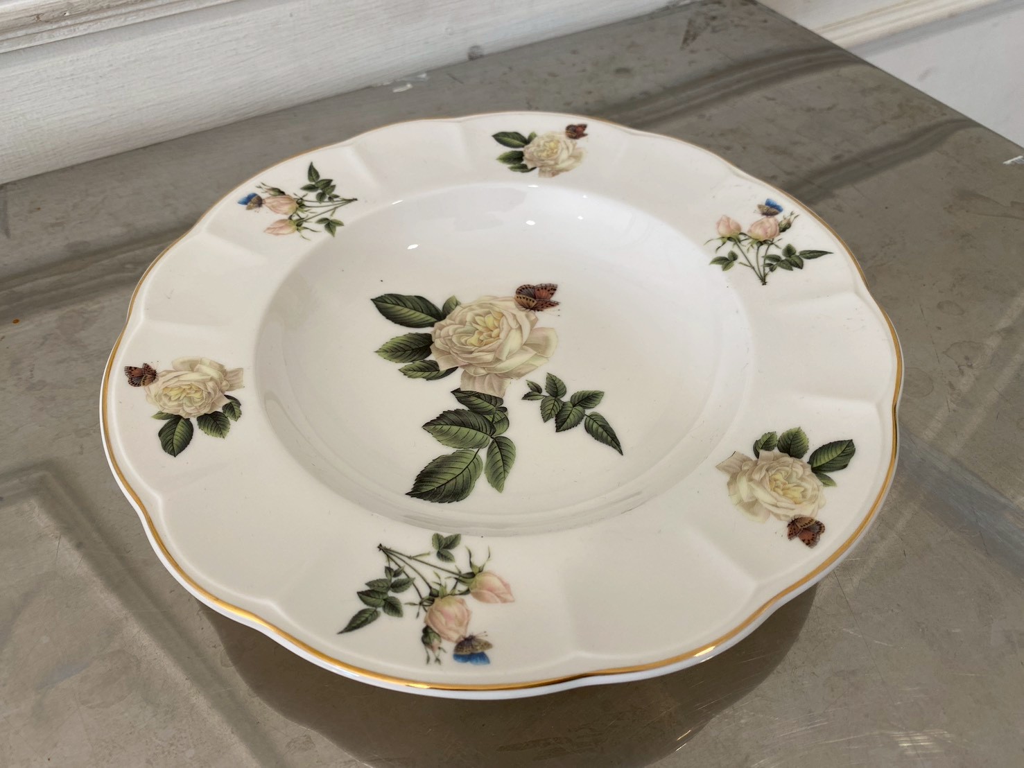จานเซรามิก ลายกุหลาบขาว ขอบทอง ยี่ห้อ Quality Ceramic 23 cm. (2)