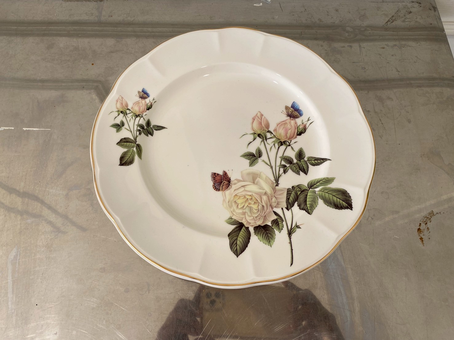 จานเซรามิก ลายกุหลาบขาว ขอบทอง ยี่ห้อ Quality Ceramic 27 cm. (2)