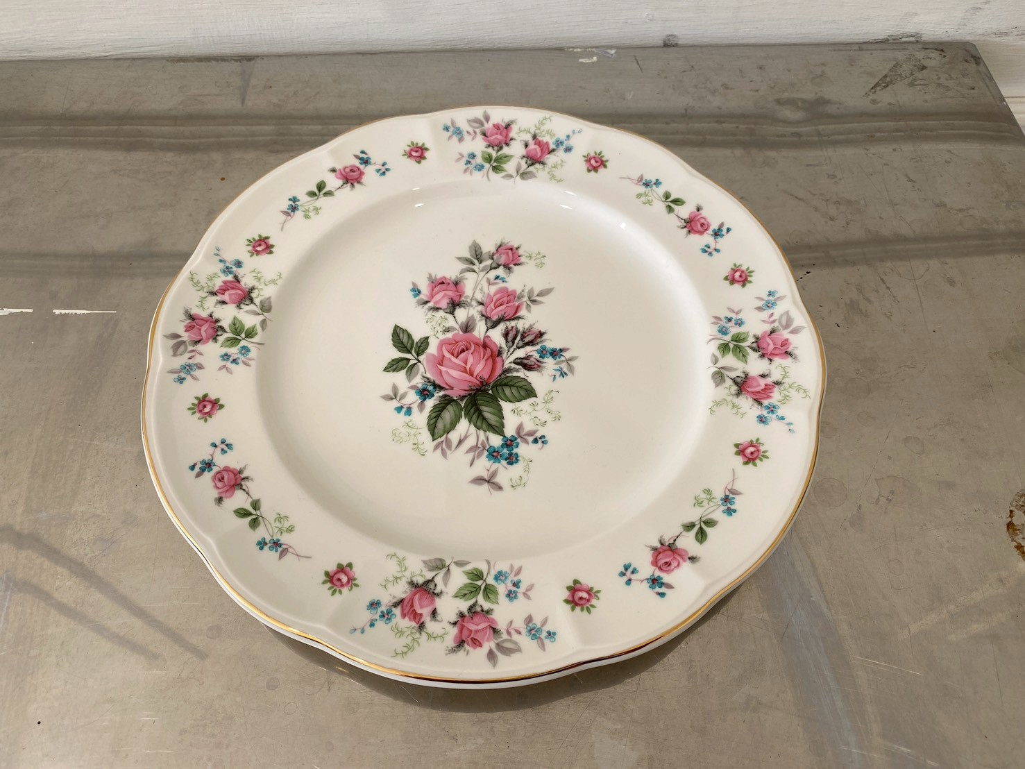 จานเซรามิก ลายกุหลาบชมพูขอบทอง ยี่ห้อ Qualitier รุ่น Sweet Romance 20 cm (2)