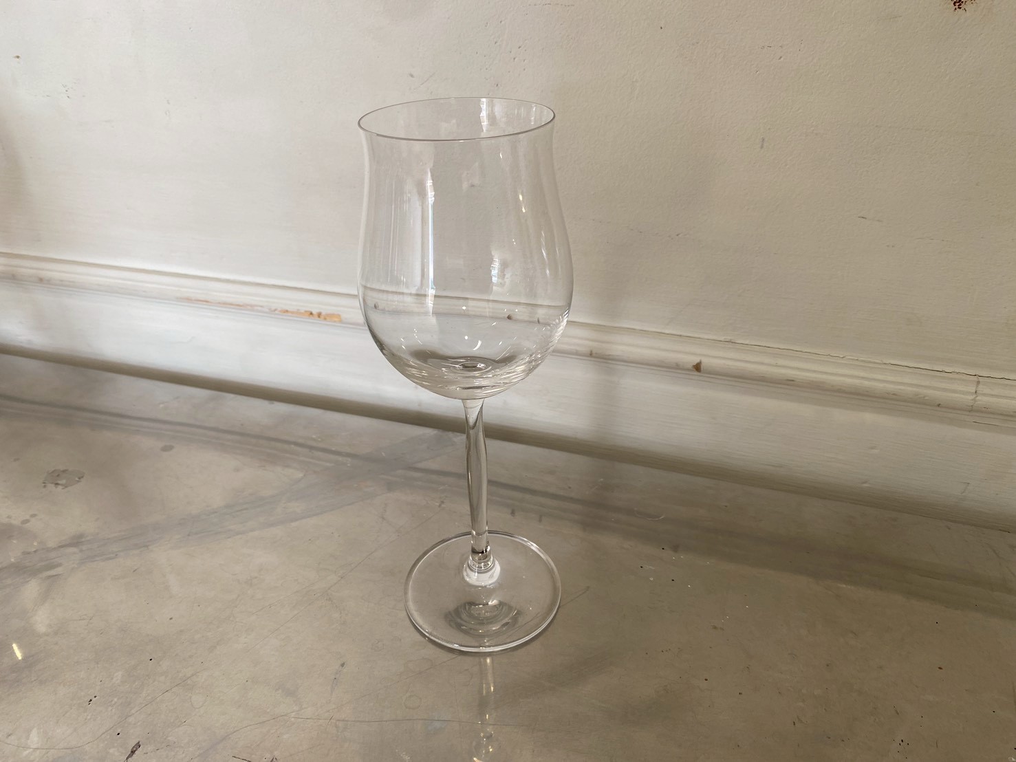 透明酒杯，花形。