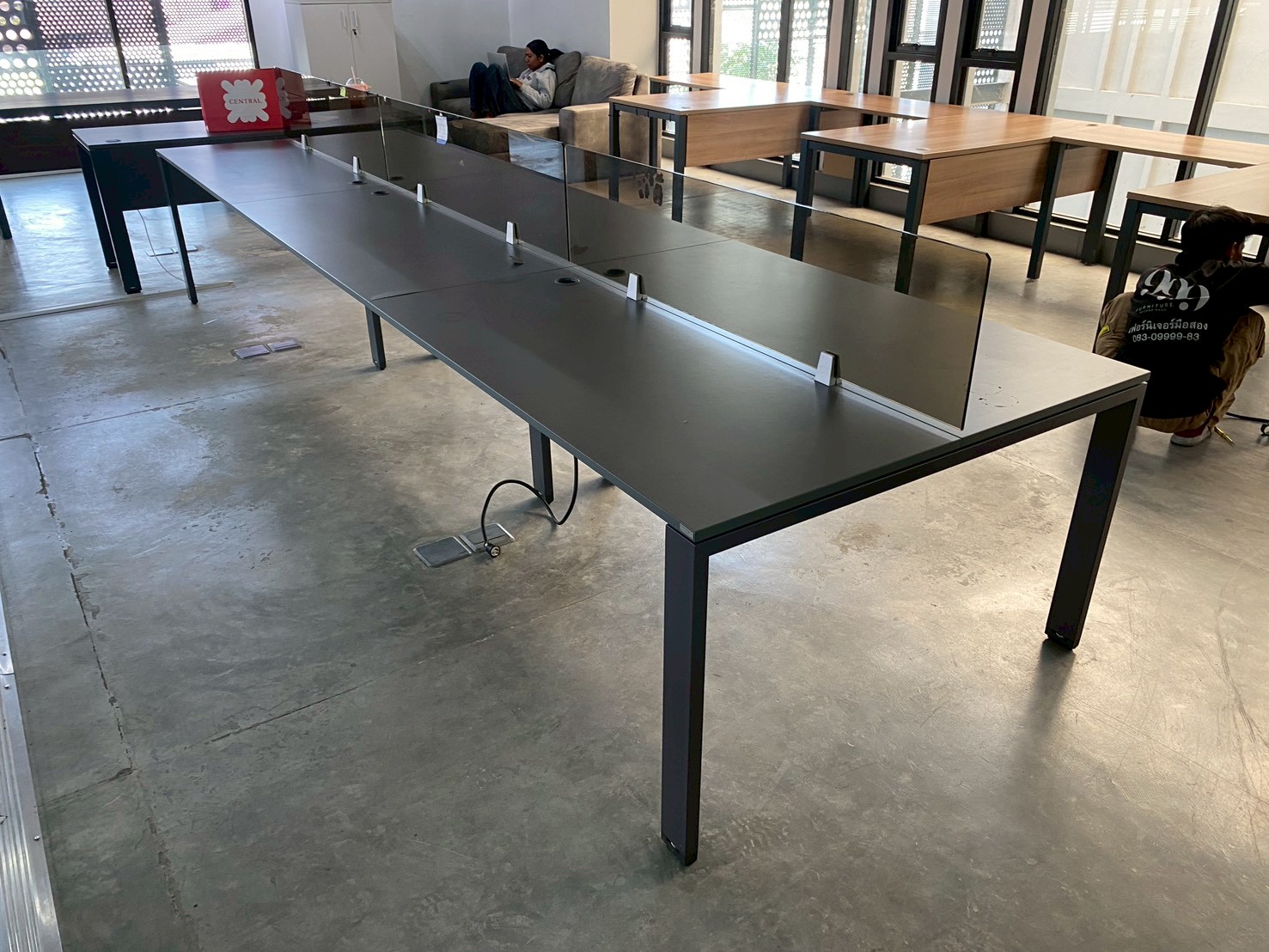 6座小组工作站，钢制桌腿，深棕色木质桌面，带隔板（1）