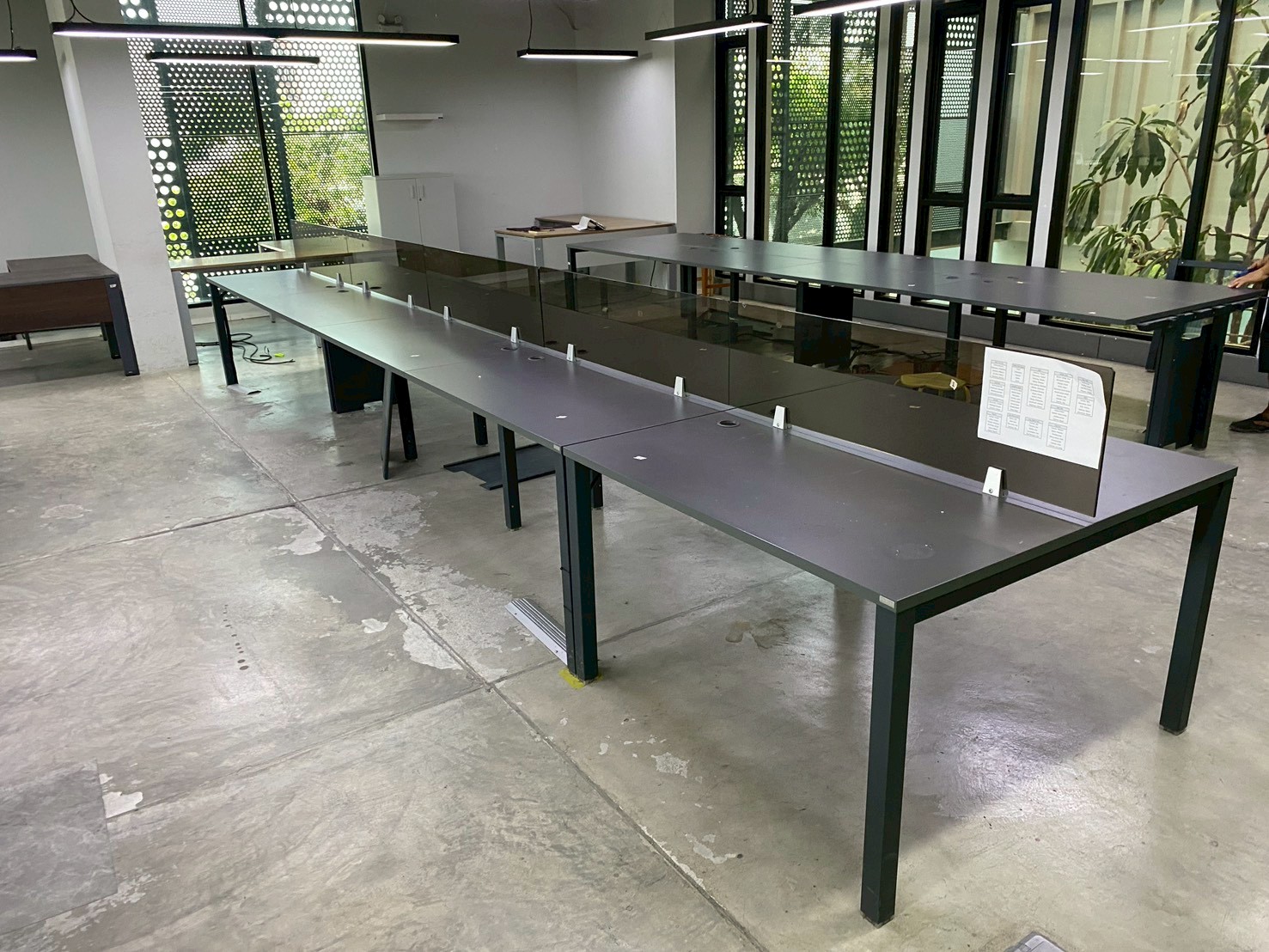 10座团体工作站，钢制桌腿，深棕色木质桌面，带隔板（1）