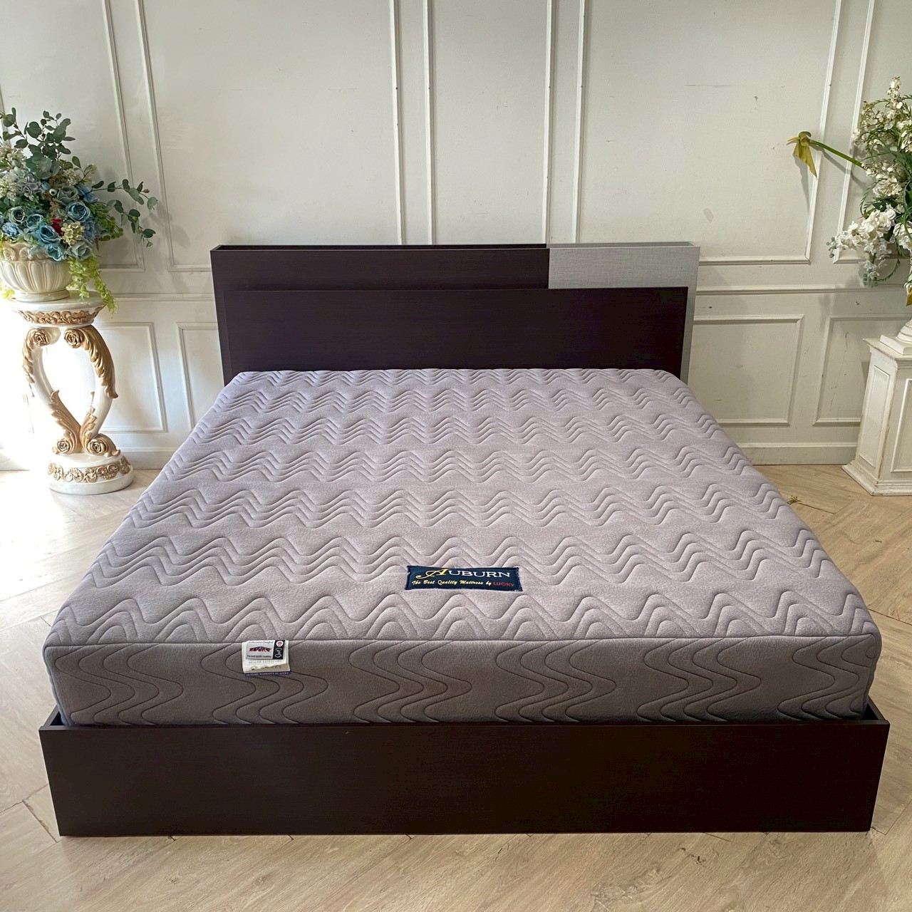 6英尺深棕色床架，搭配LUCKY 6英尺奥本色床垫。