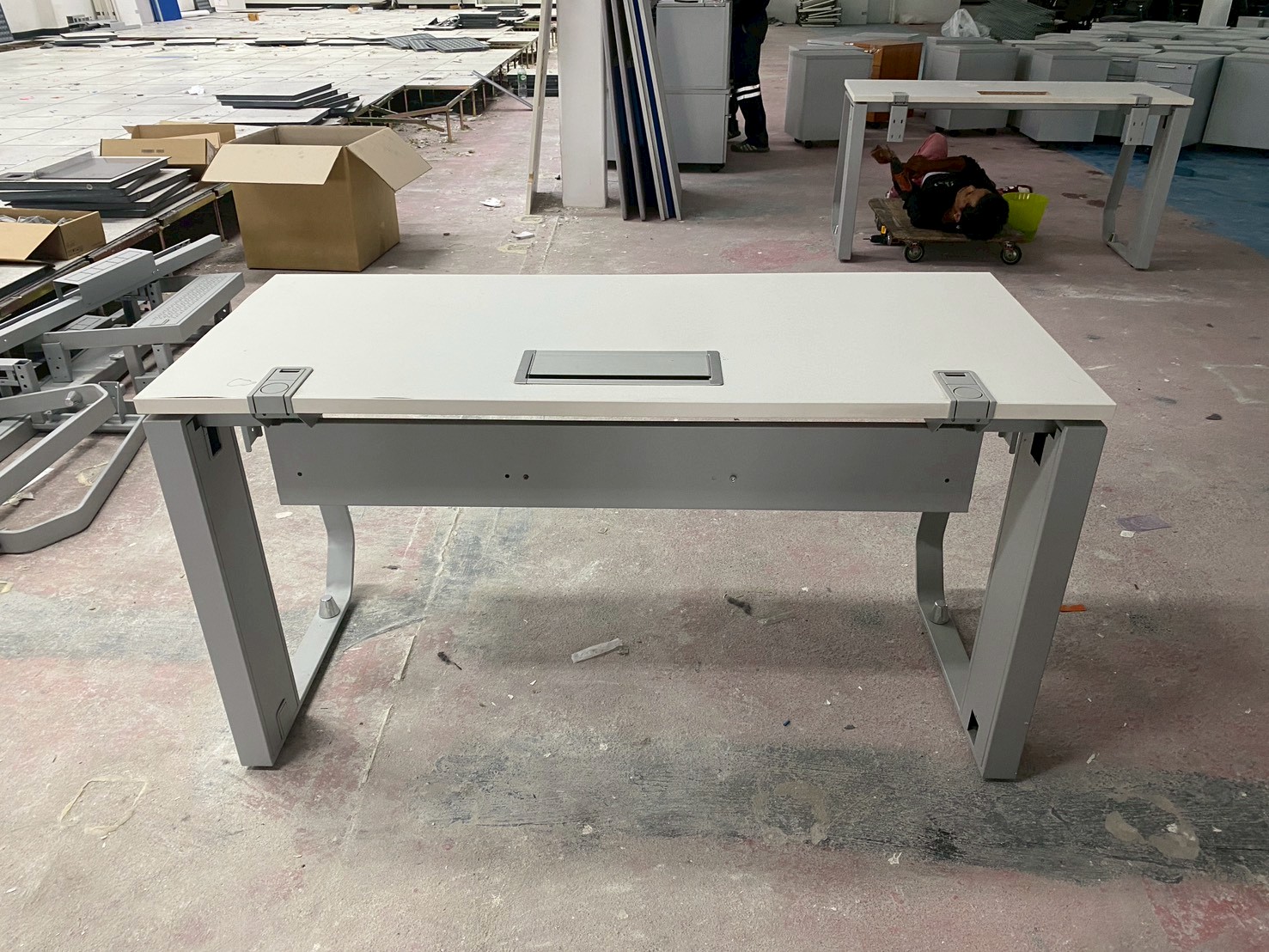 โต๊ะทำงาน พร้อมรางปลั๊กไฟ ยี่ห้อ Rockworth สีขาว (176)