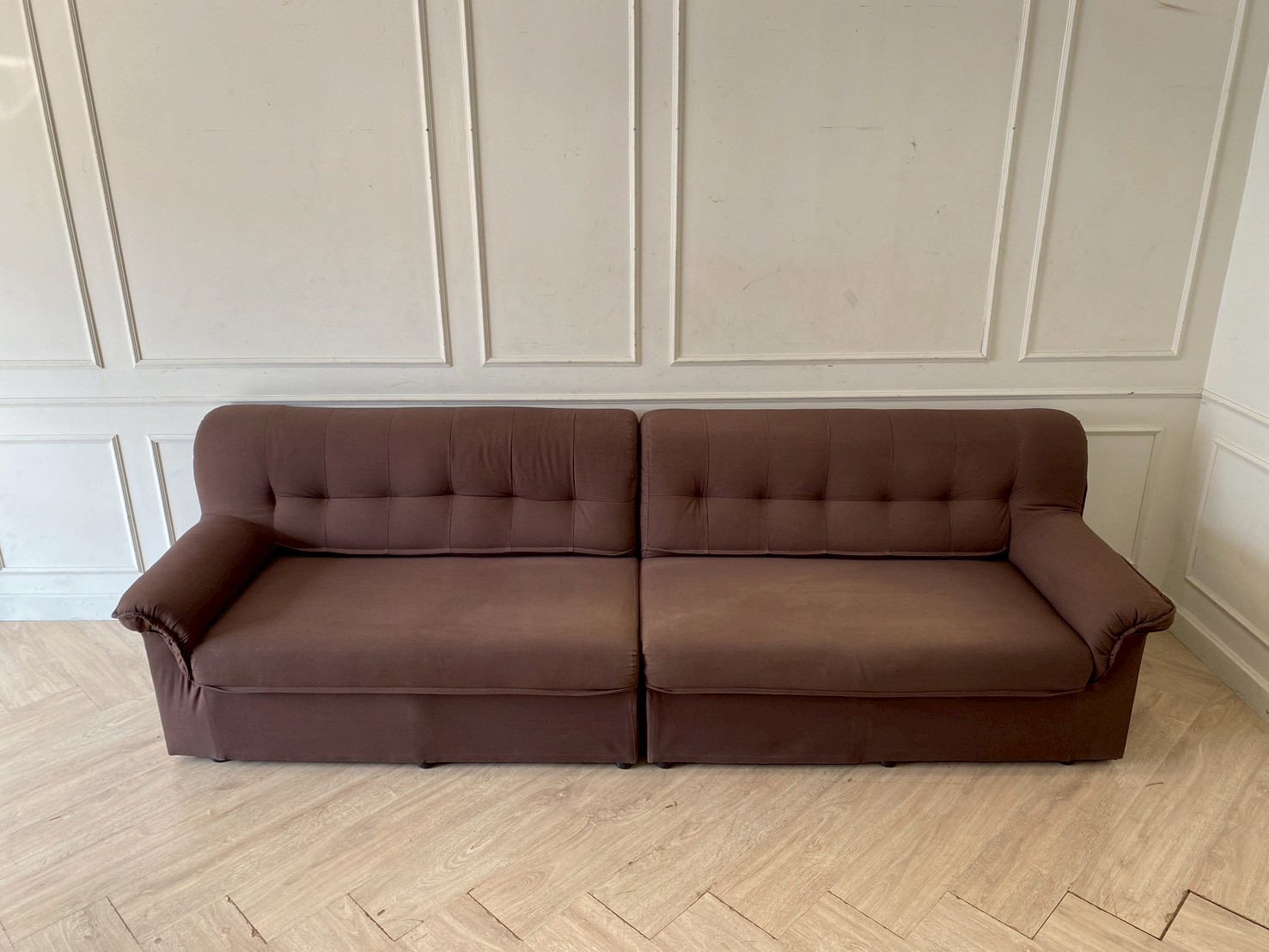 四人沙发，深棕色布艺软垫。